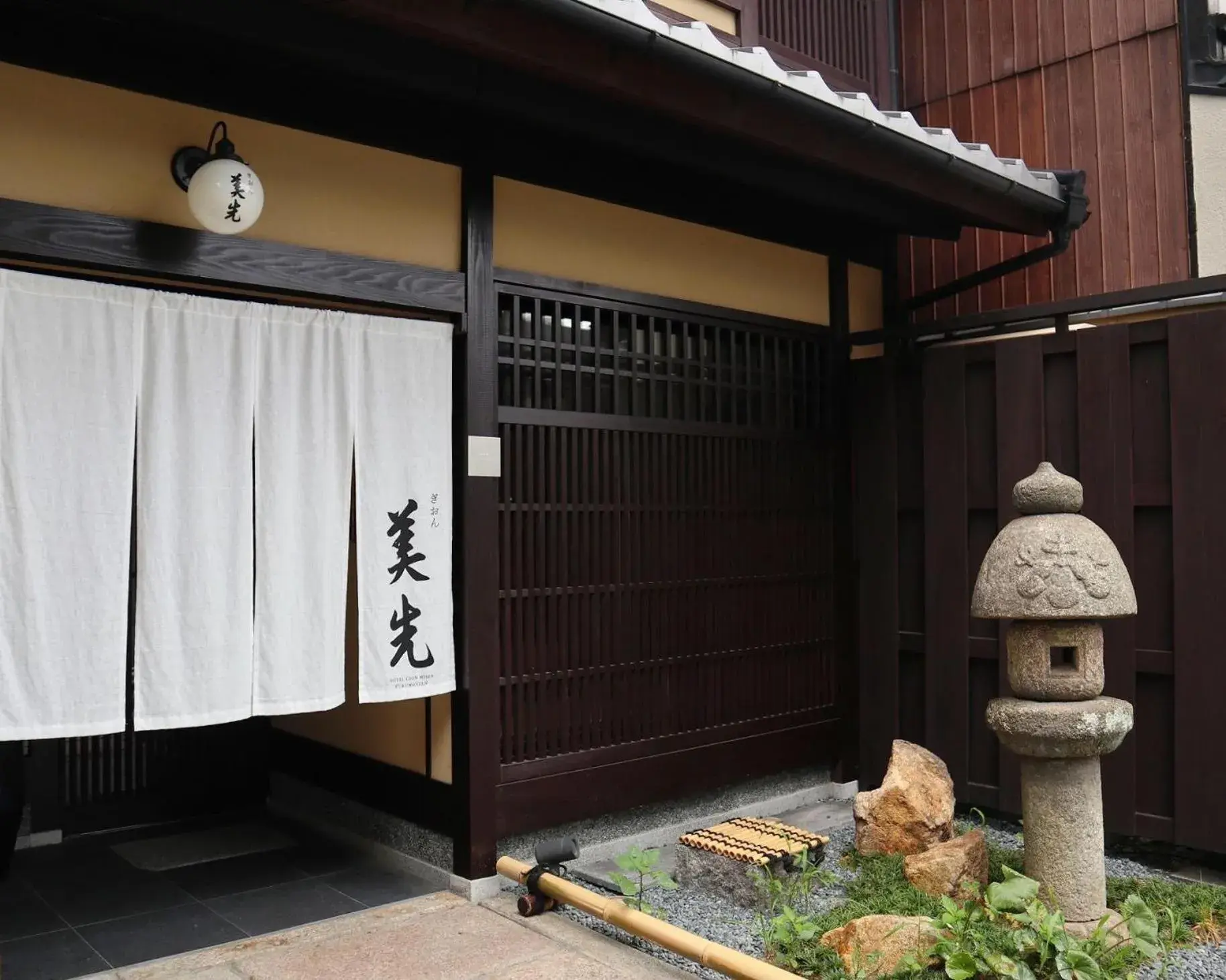 Property building in Gion Misen Furumonzen Property building in Gion Misen Furumonzen