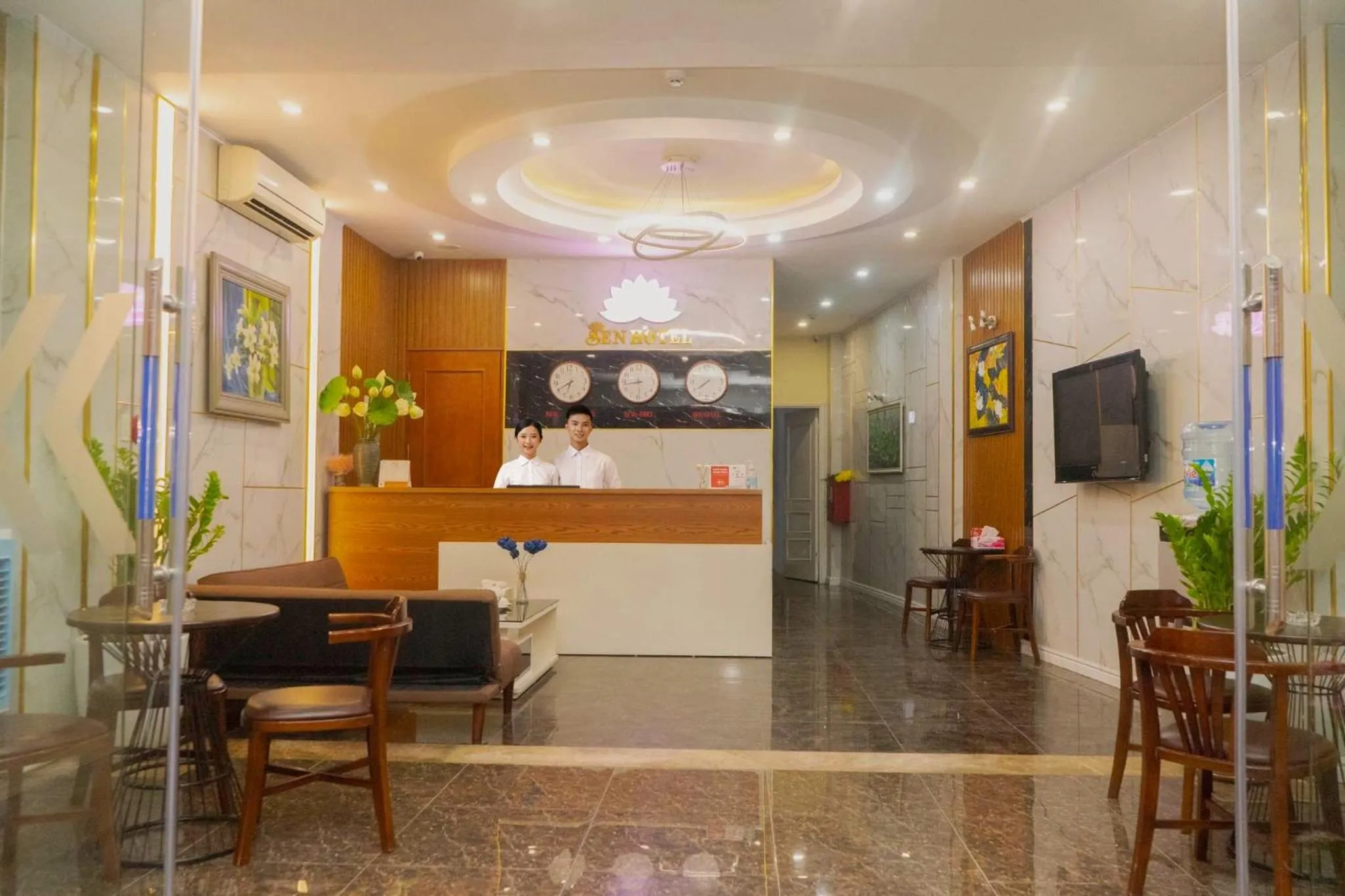 Staff in Sen Hotel My Dinh Song Da 미딩