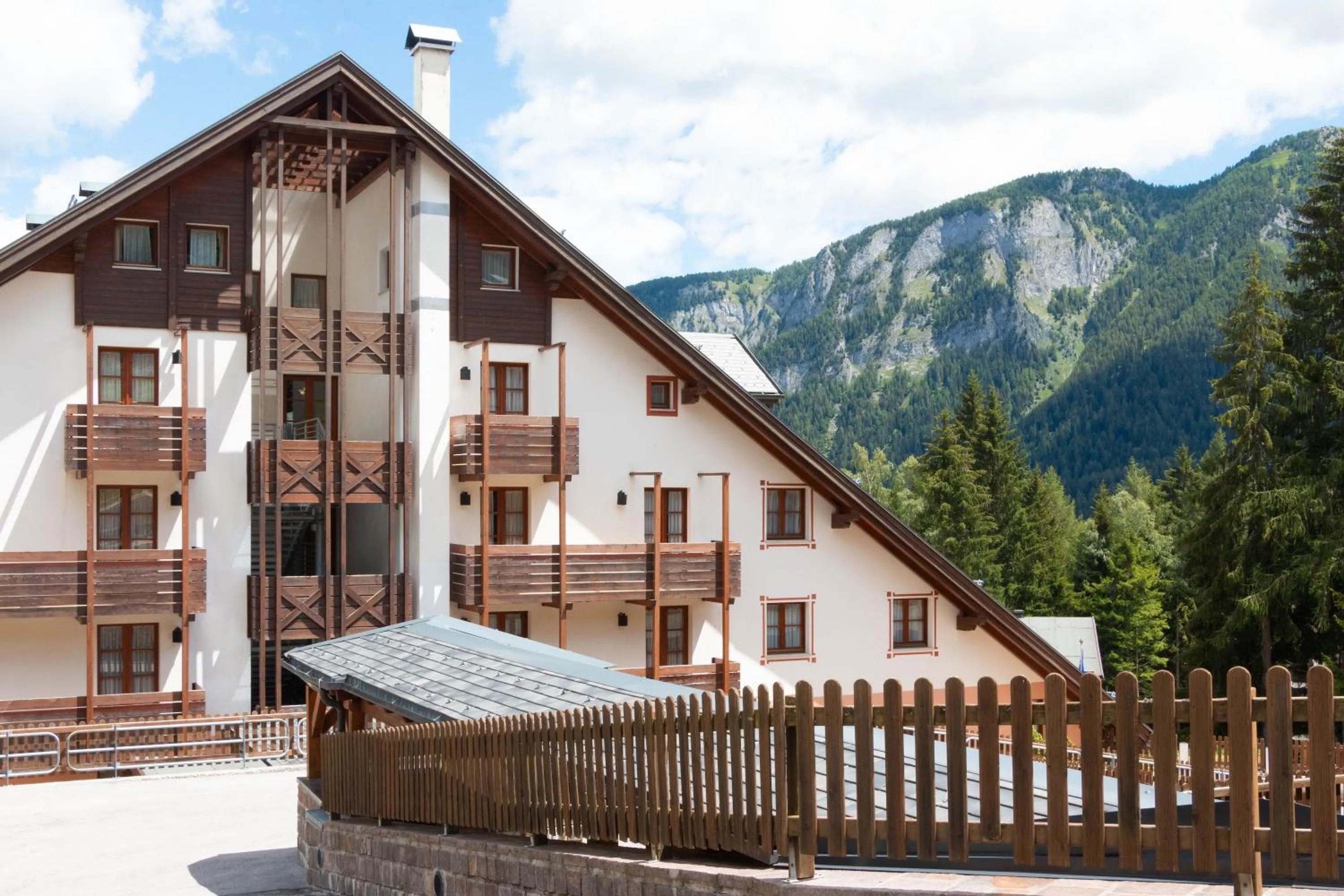 Facade/entrance in Nevesole Folgarida Resort Aparthotel