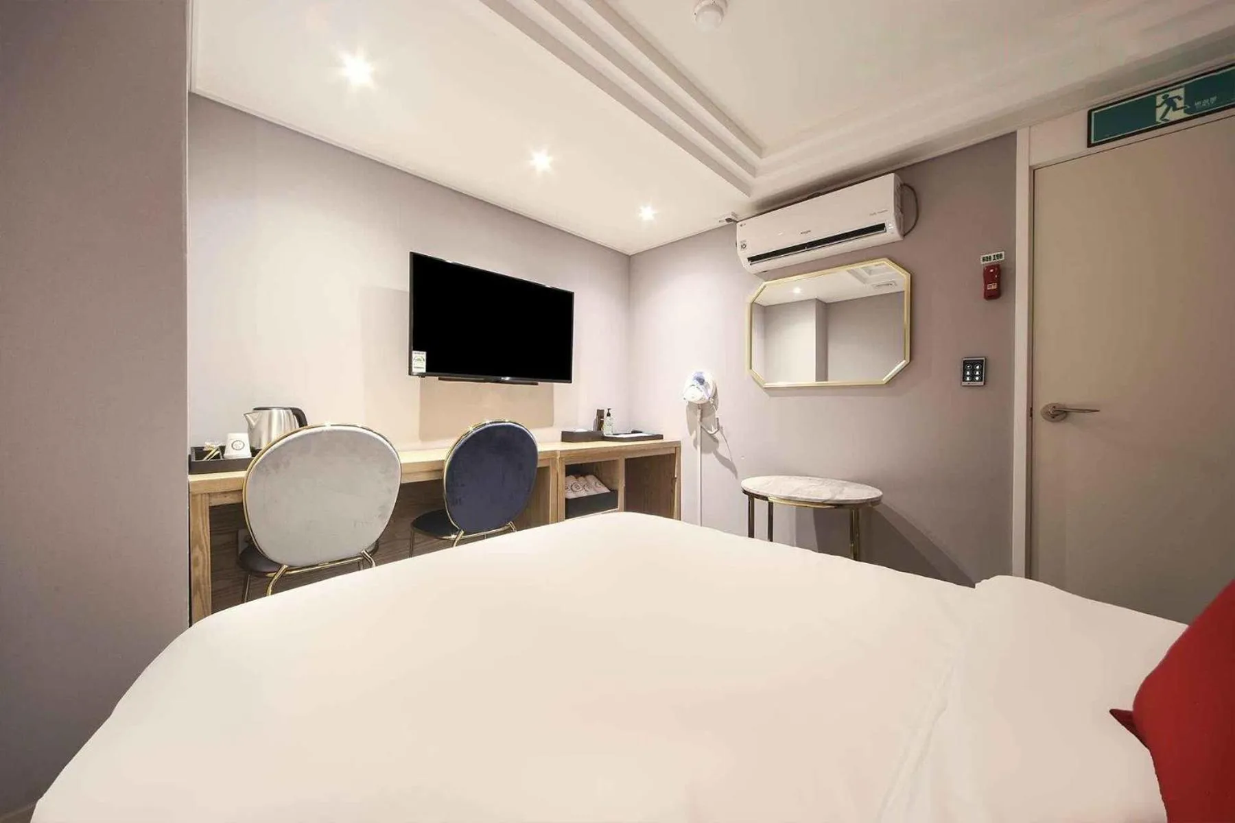 Photo of the whole room, Bed in Bay 202 Hotel