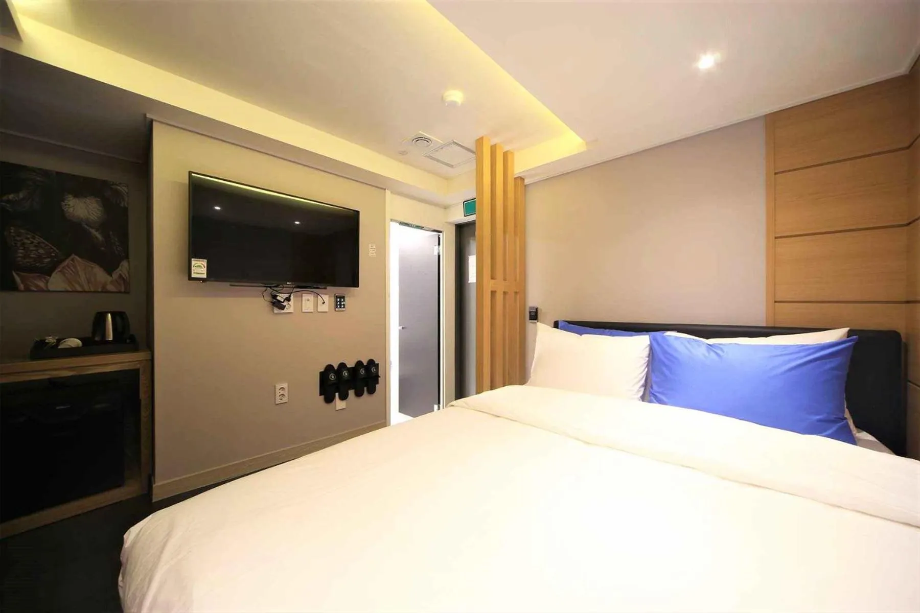 Photo of the whole room, Bed in Bay 202 Hotel