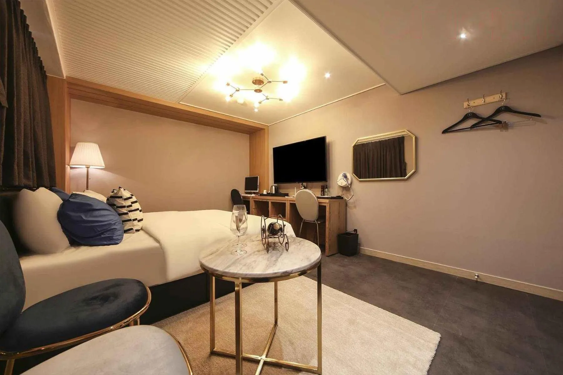 Photo of the whole room in Bay 202 Hotel