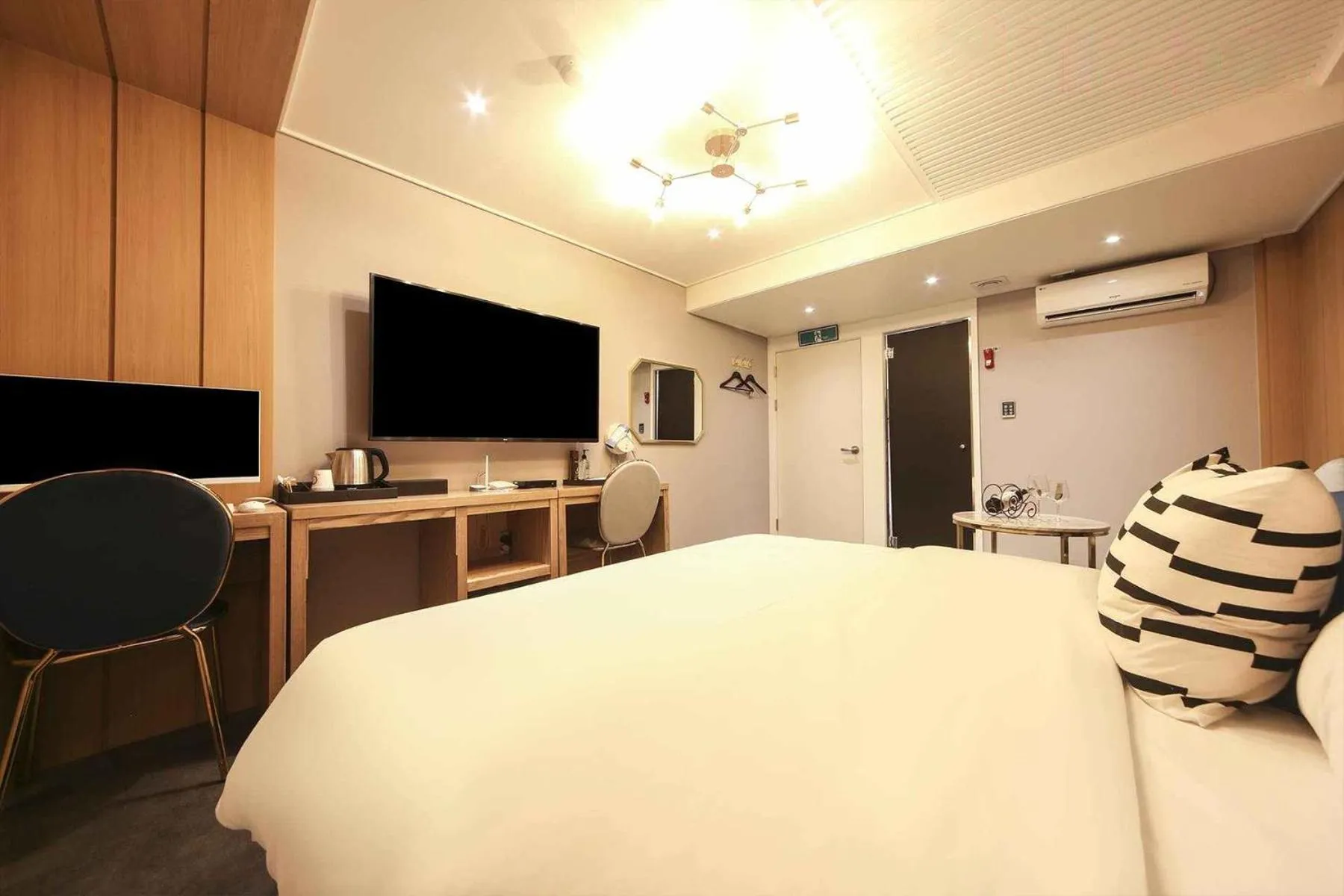 Photo of the whole room, Bed in Bay 202 Hotel