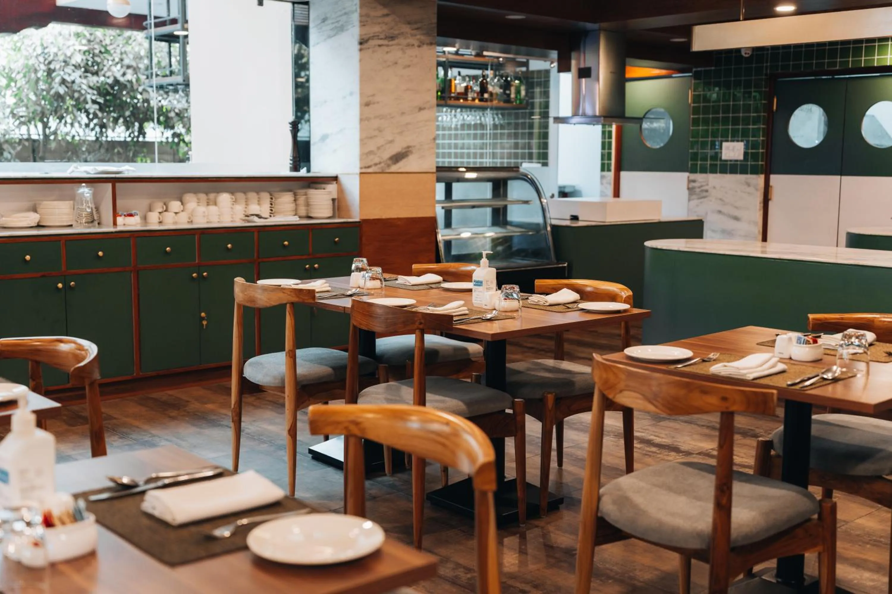 Restaurant/places to eat in Hotel Shambala