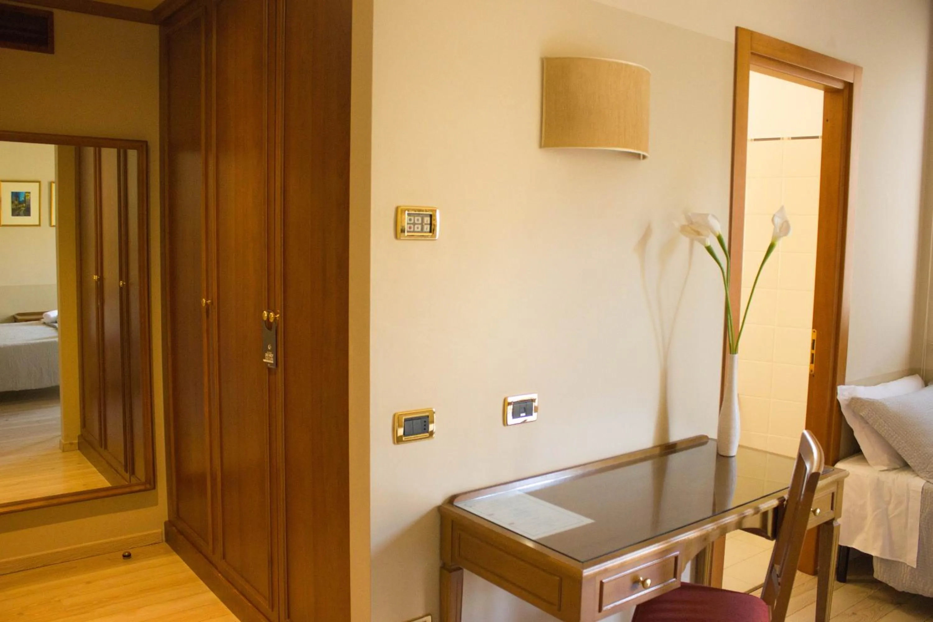 Living room, Bed in Hotel Valentino