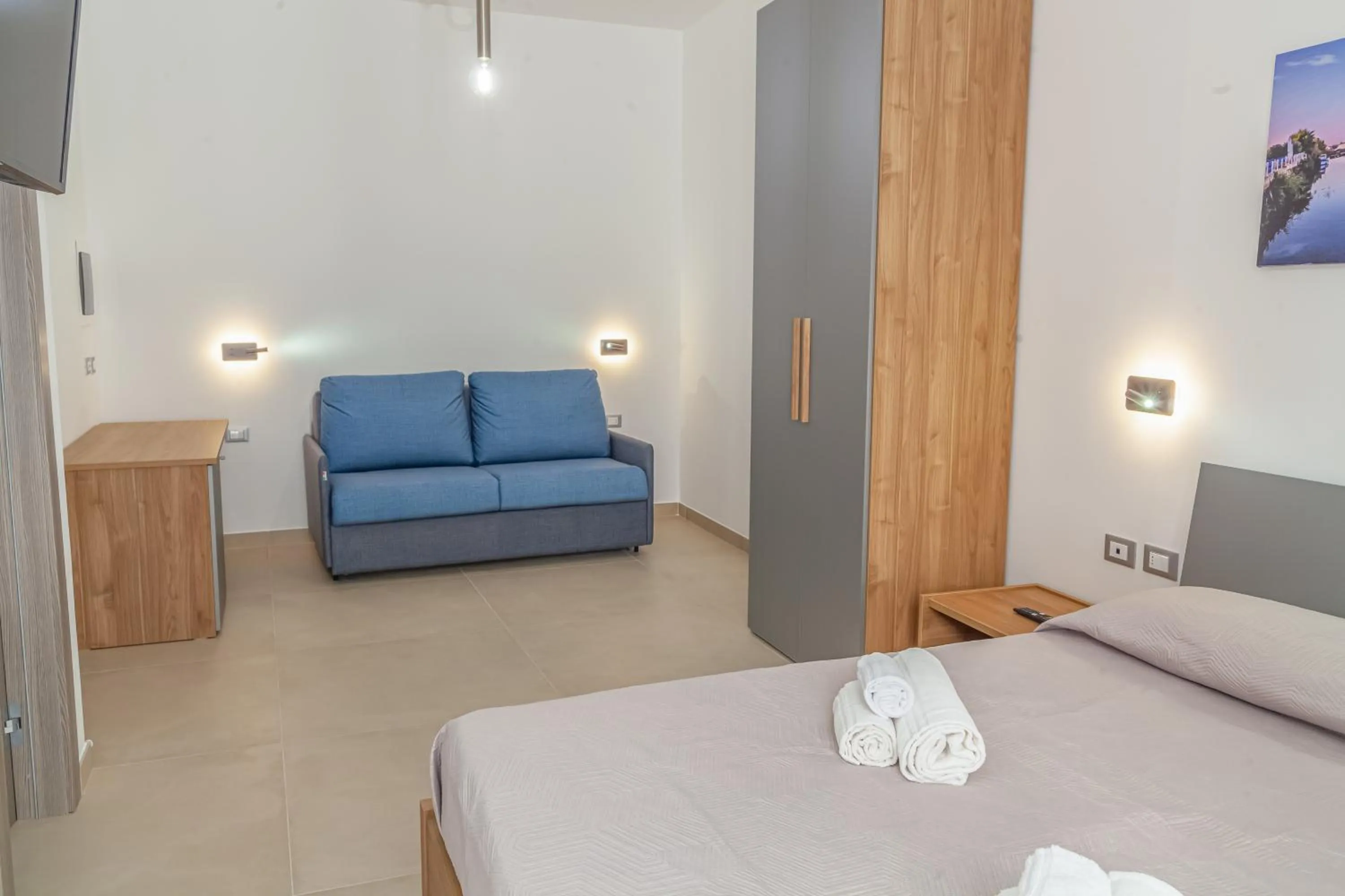 Seating area, Bed in Isgrò Rooms