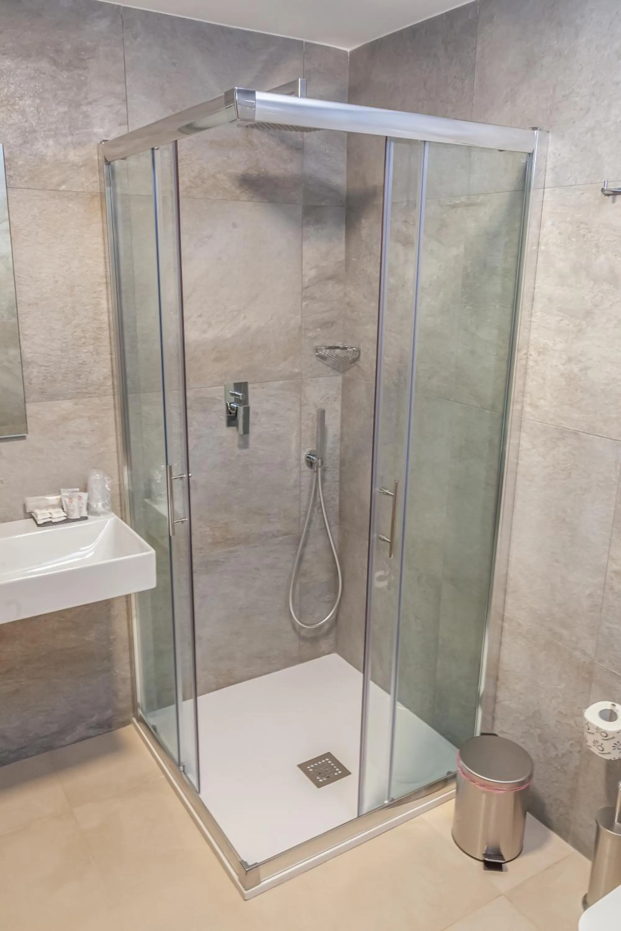 Shower in Isgrò Rooms
