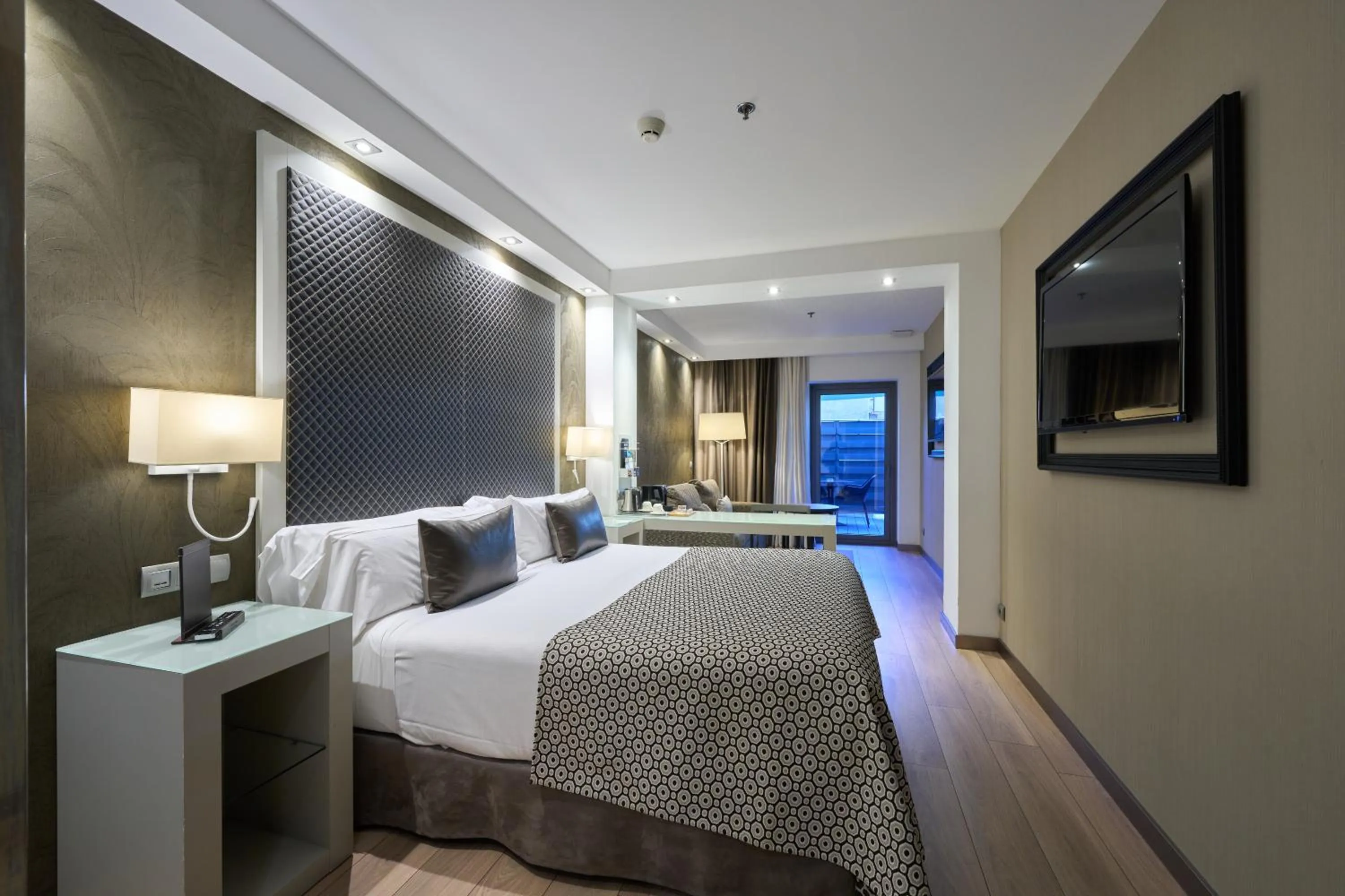 Bed in Catalonia Square 4* Sup