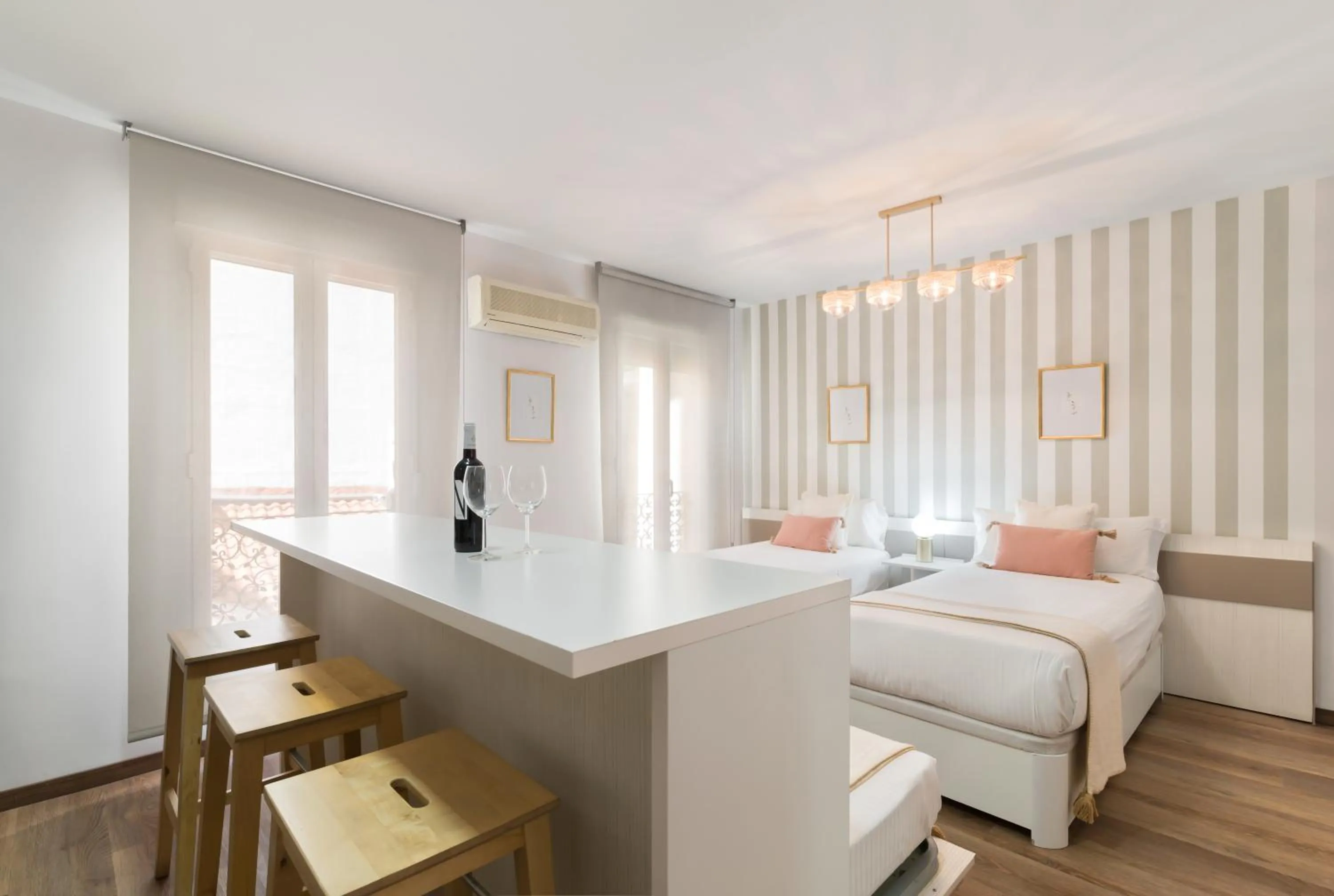 Dining area, Bed in Roisa Centro