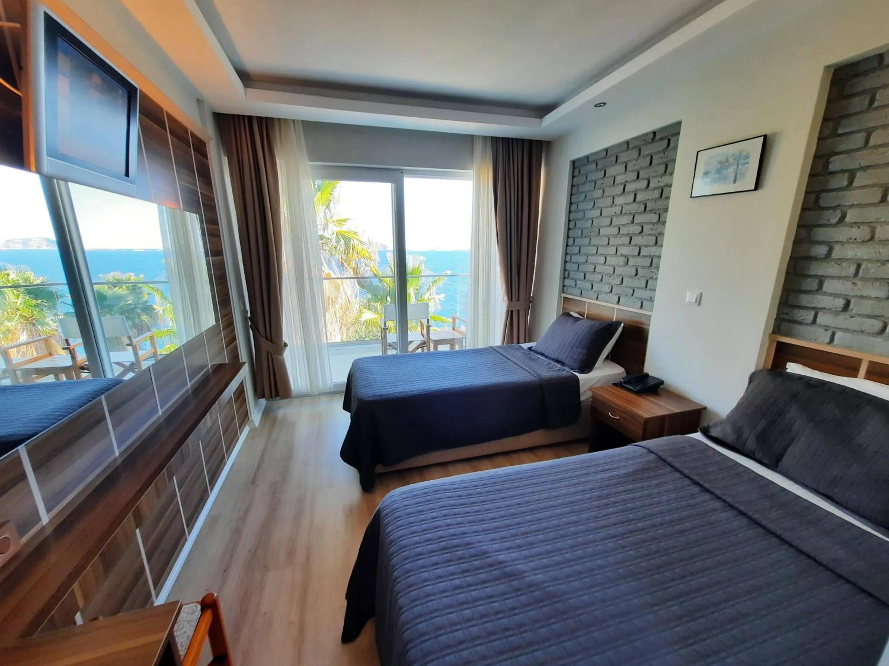 Photo of the whole room, Bed in Aquarius Hotel