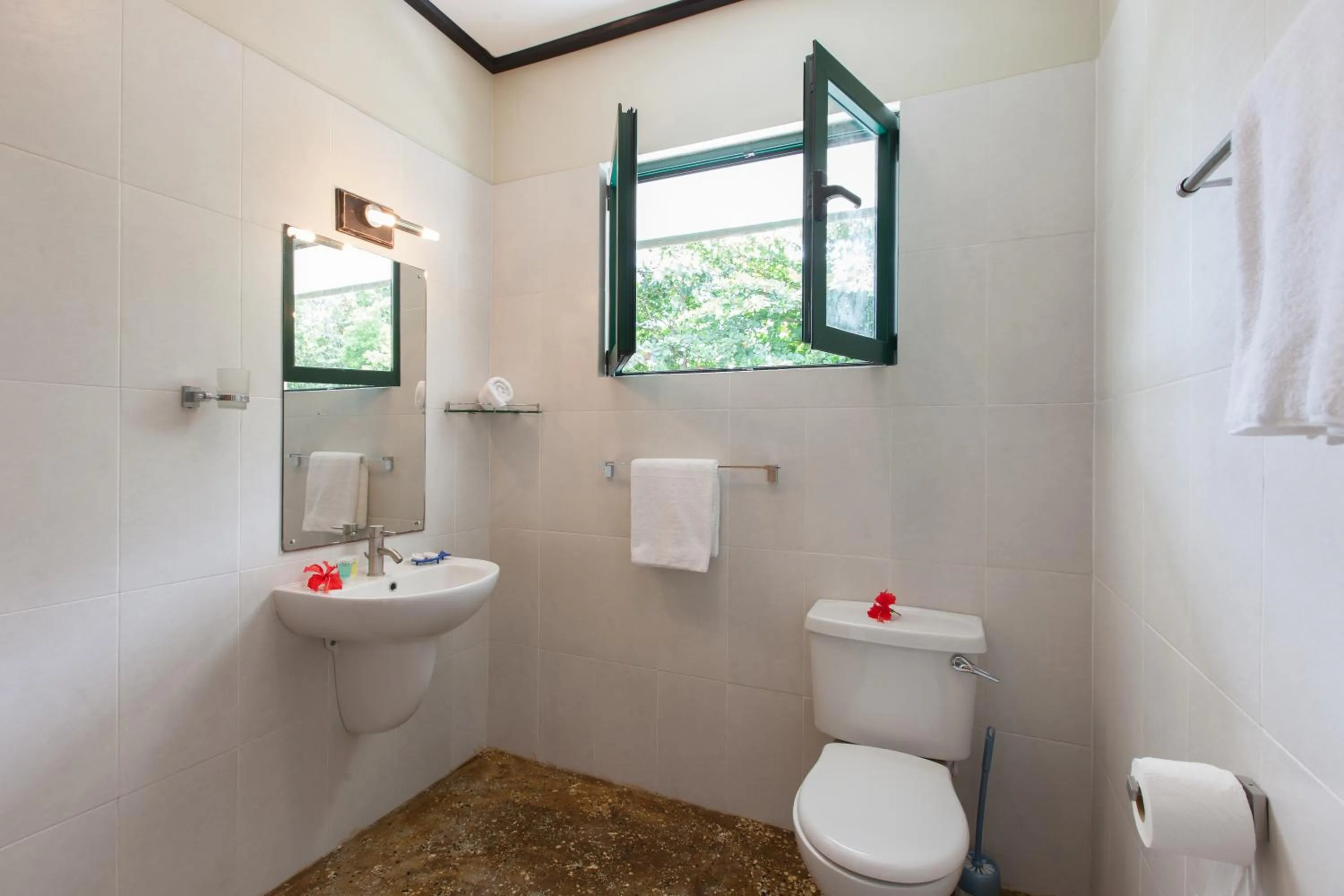 Bathroom in La Kaz Safran