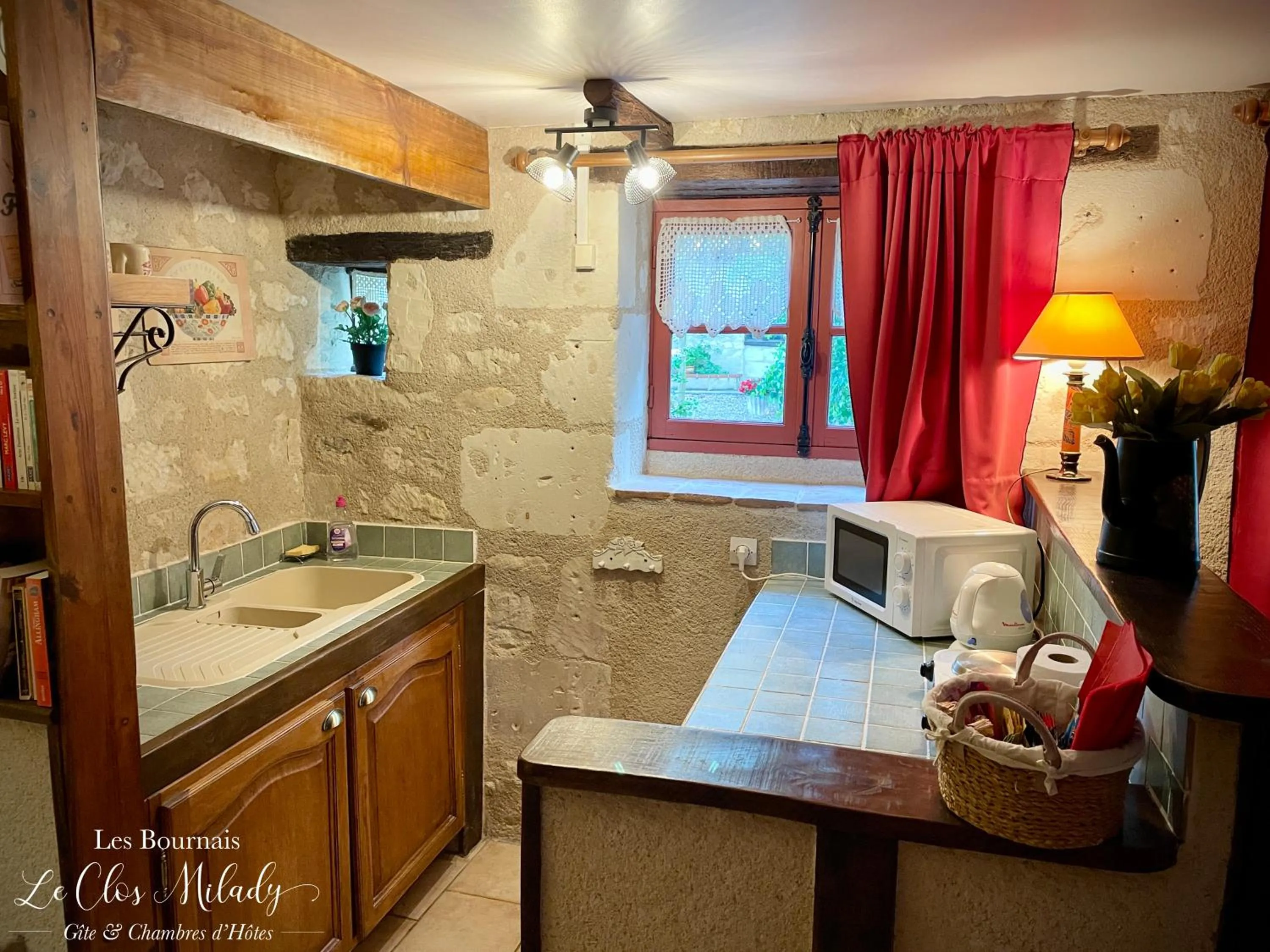 Coffee/tea facilities in Chambres d'Hôtes Les Bournais - Le Clos Milady