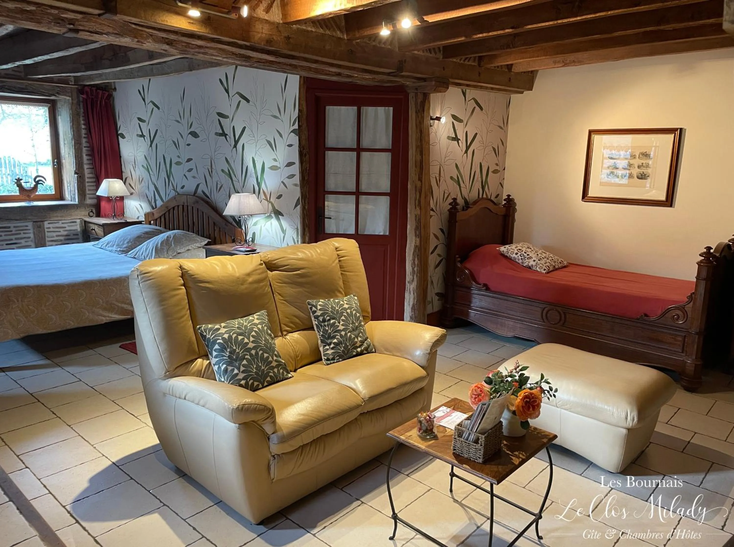 Living room, Bed in Chambres d'Hôtes Les Bournais - Le Clos Milady