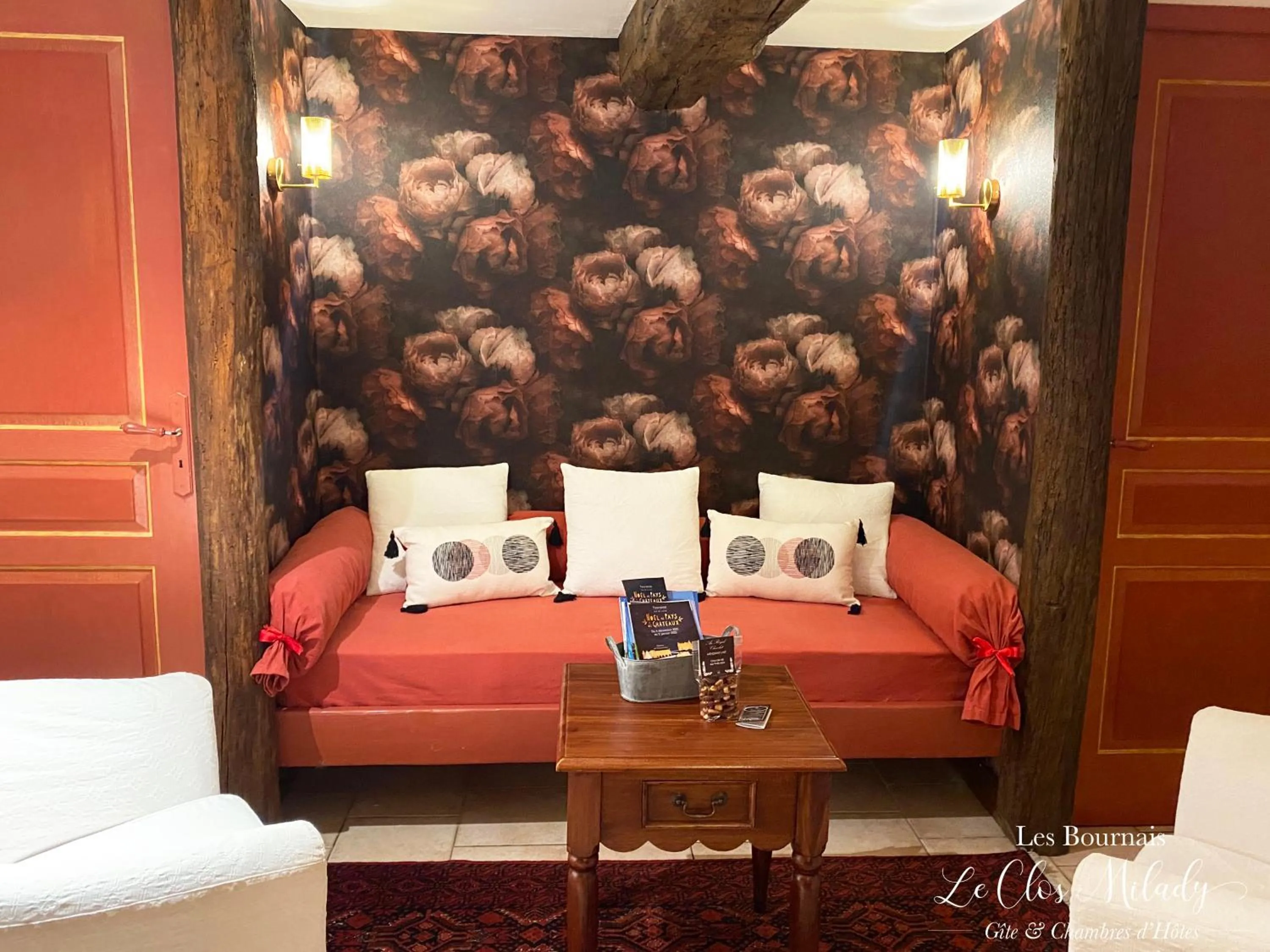 Living room, Bed in Chambres d'Hôtes Les Bournais - Le Clos Milady