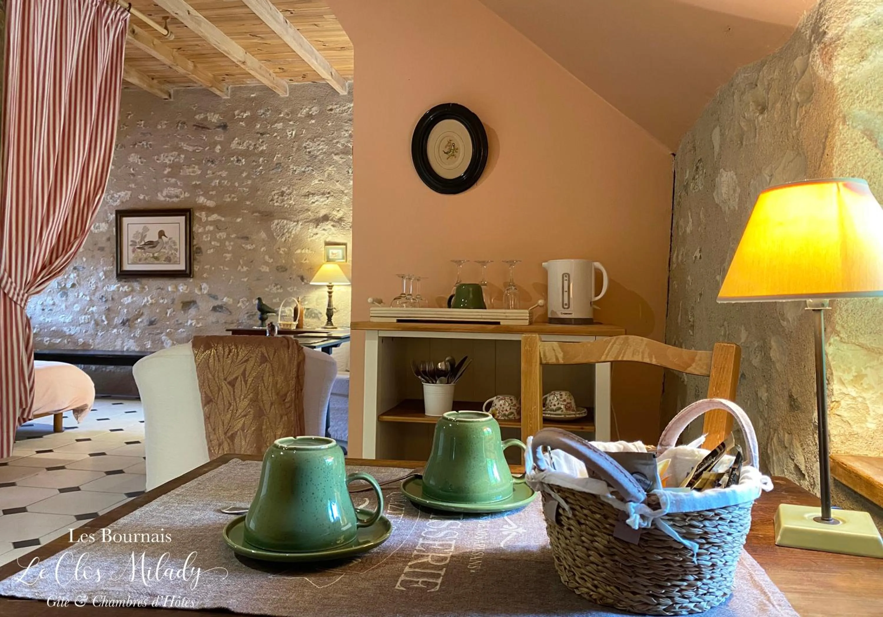 Coffee/tea facilities in Chambres d'Hôtes Les Bournais - Le Clos Milady