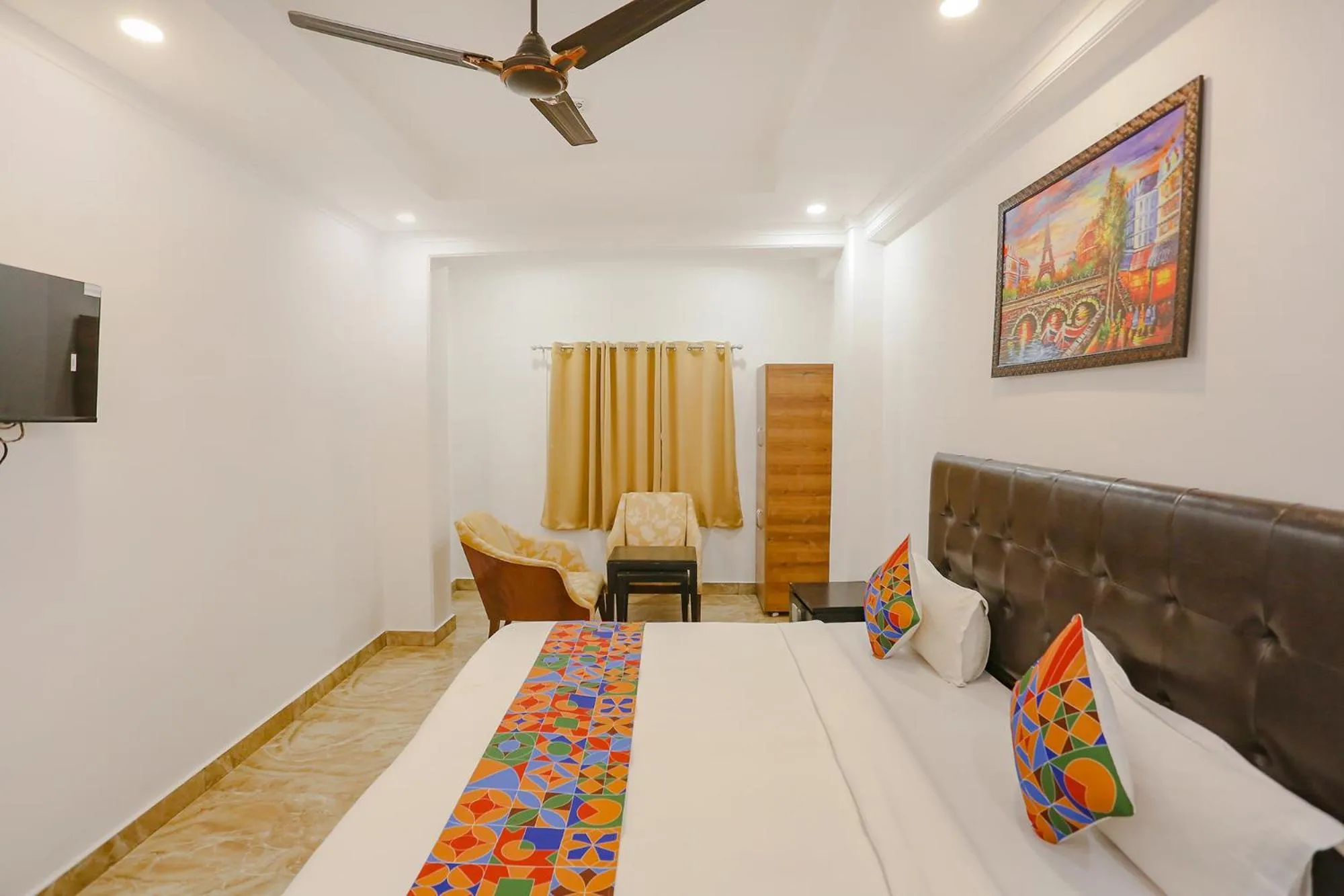 TV and multimedia, Bed in FabExpress Taj Residency - Nr Yashobhoomi Convention Centre