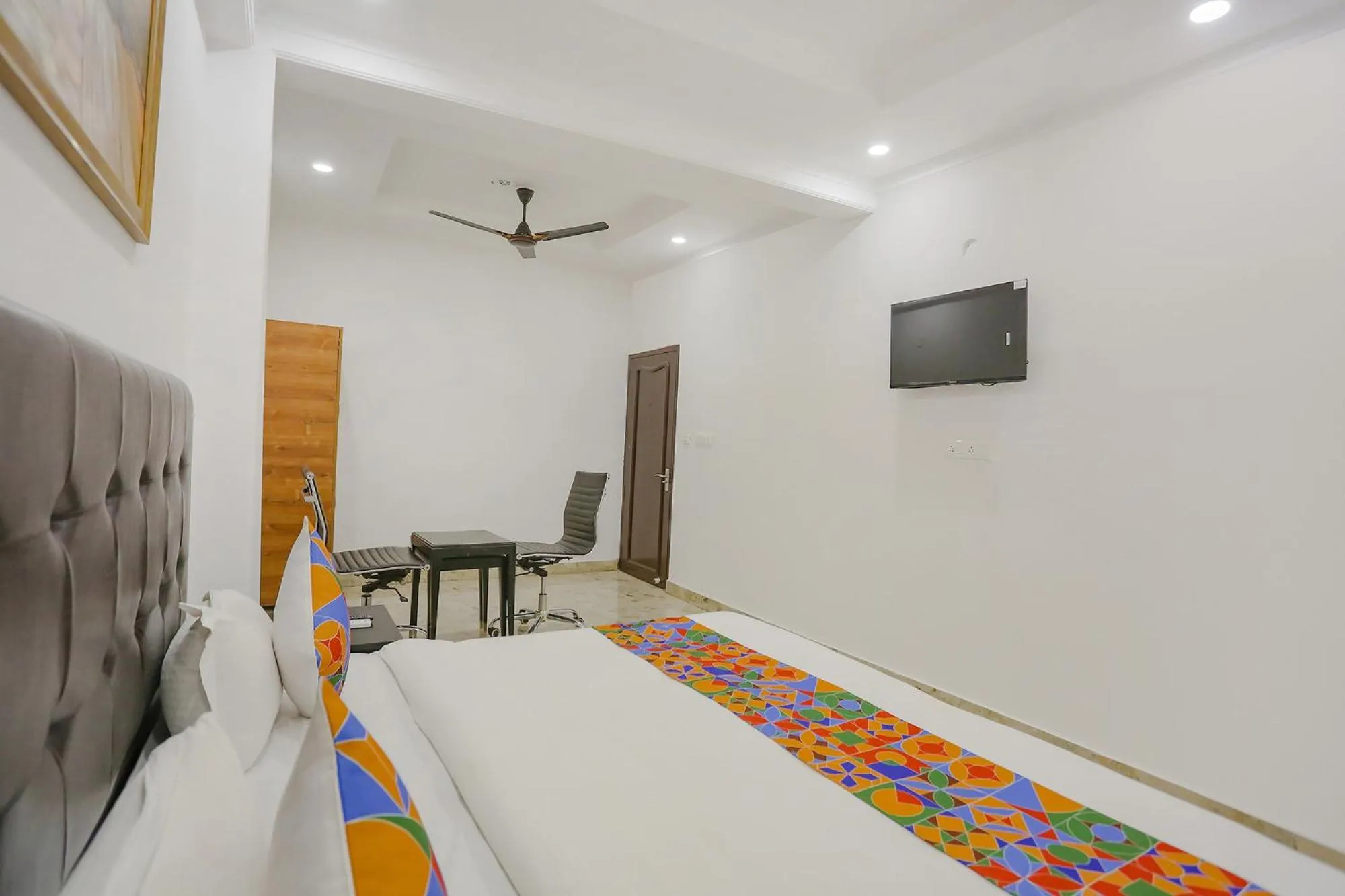 TV and multimedia, Bed in FabExpress Taj Residency - Nr Yashobhoomi Convention Centre