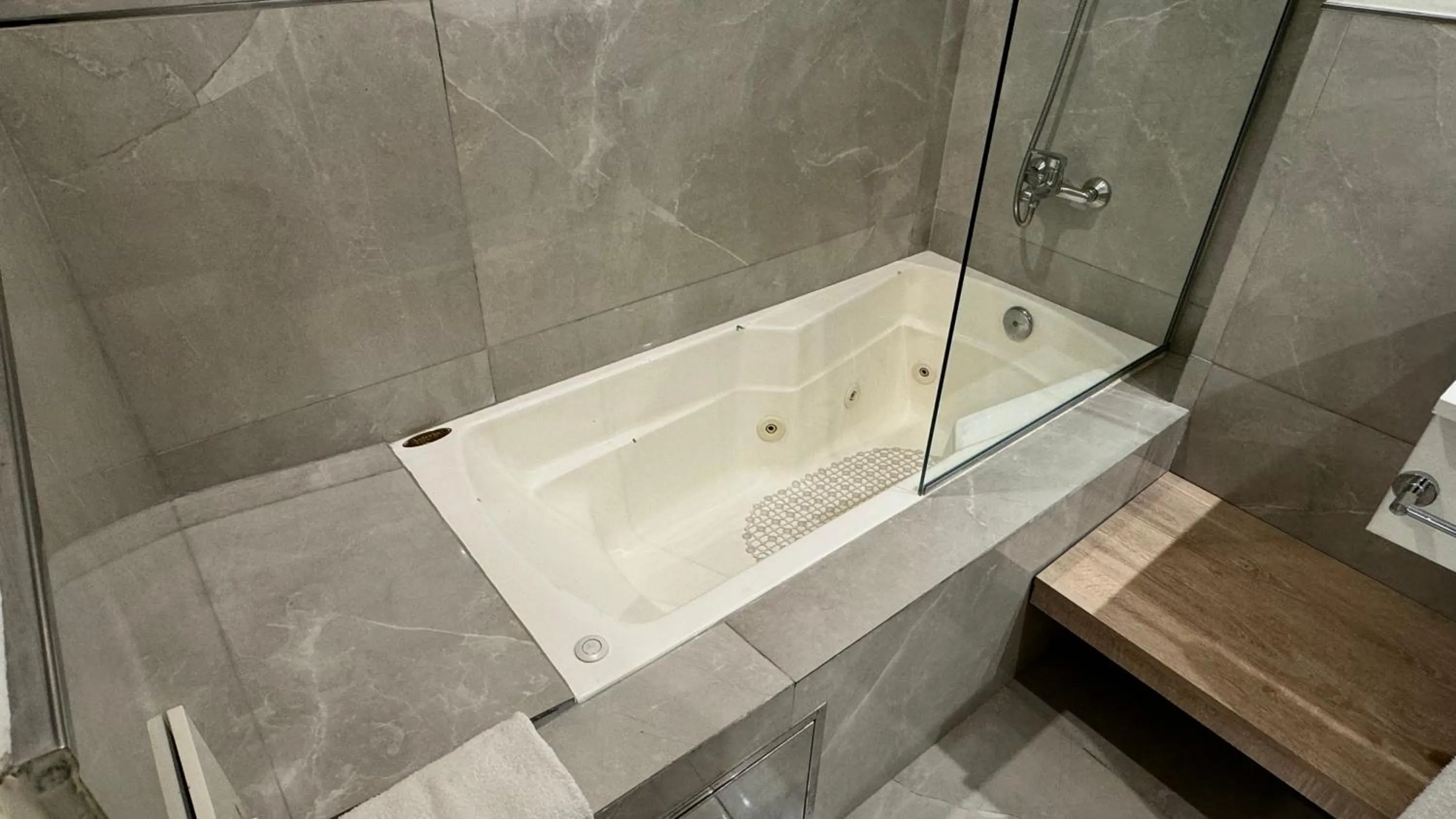 Bathroom in Gardi Hotel & Suites