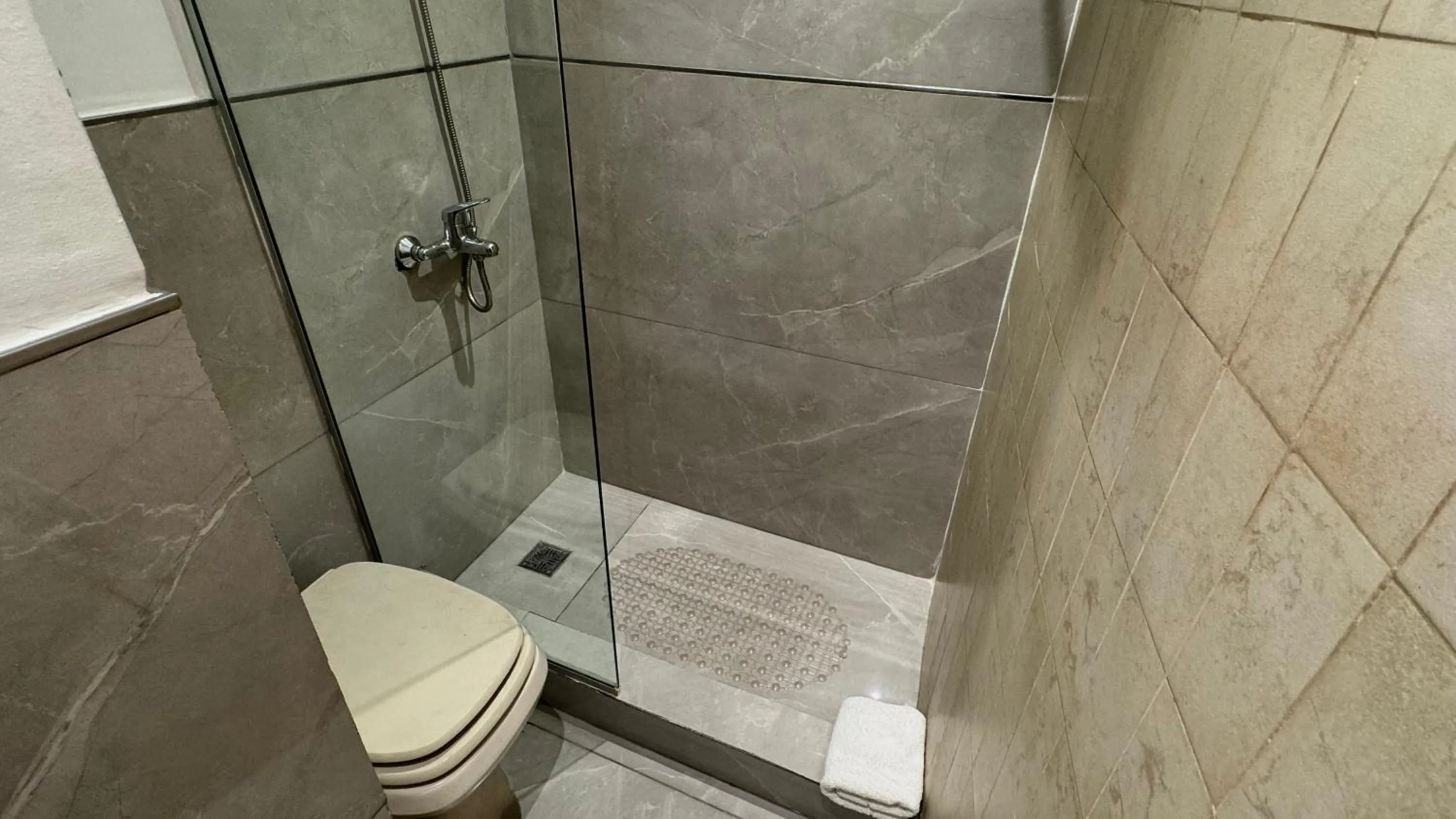 Toilet in Gardi Hotel & Suites