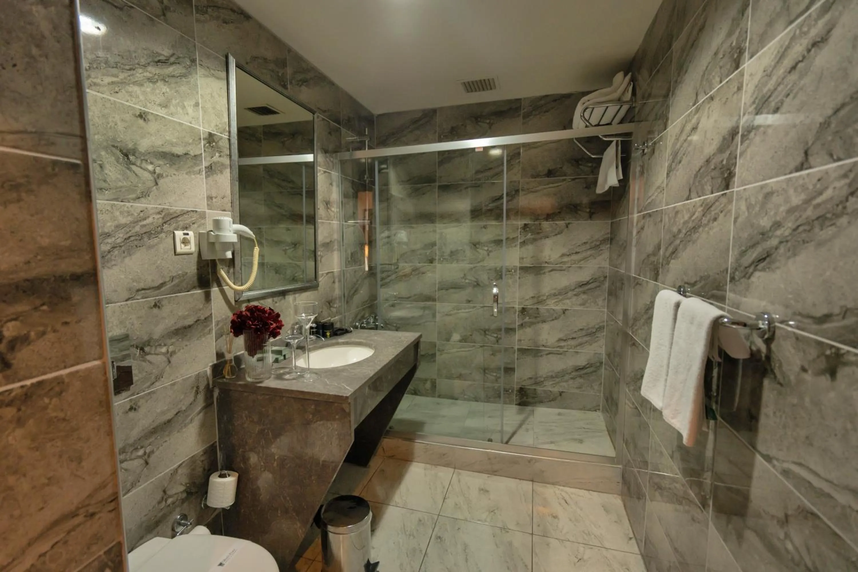 Shower in The Green Park Bostancı