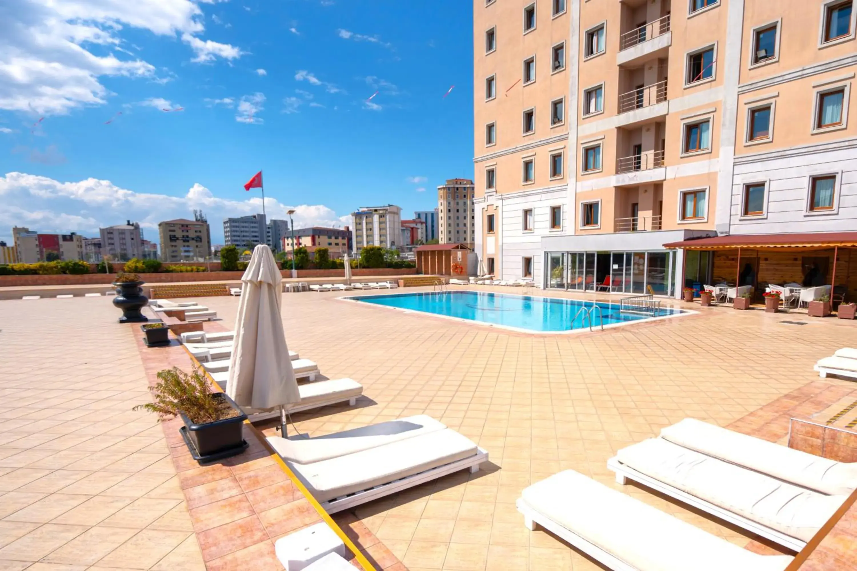 Swimming pool in The Green Park Bostancı Swimming pool in The Green Park Bostancı
