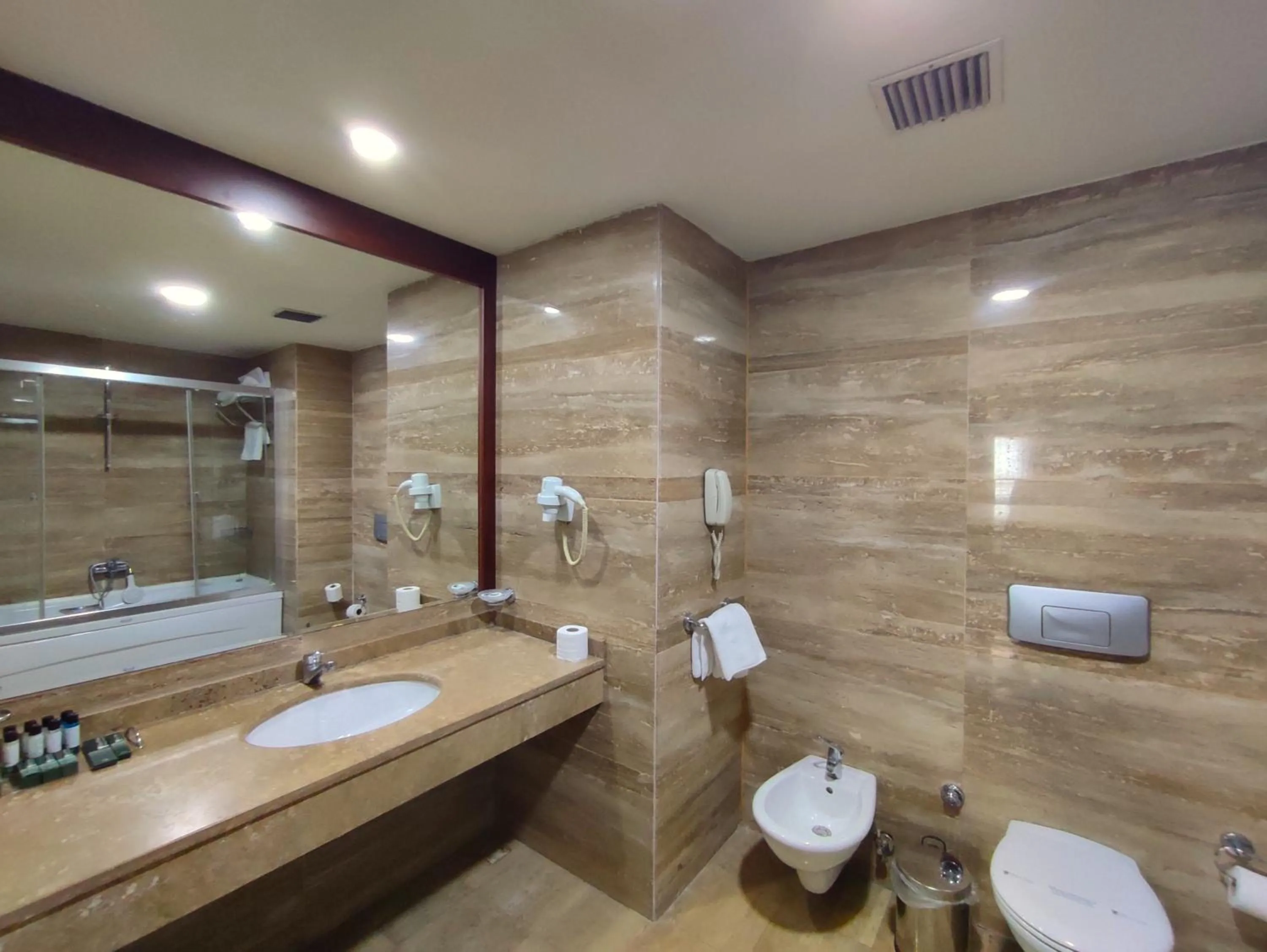 Toilet in The Green Park Bostancı