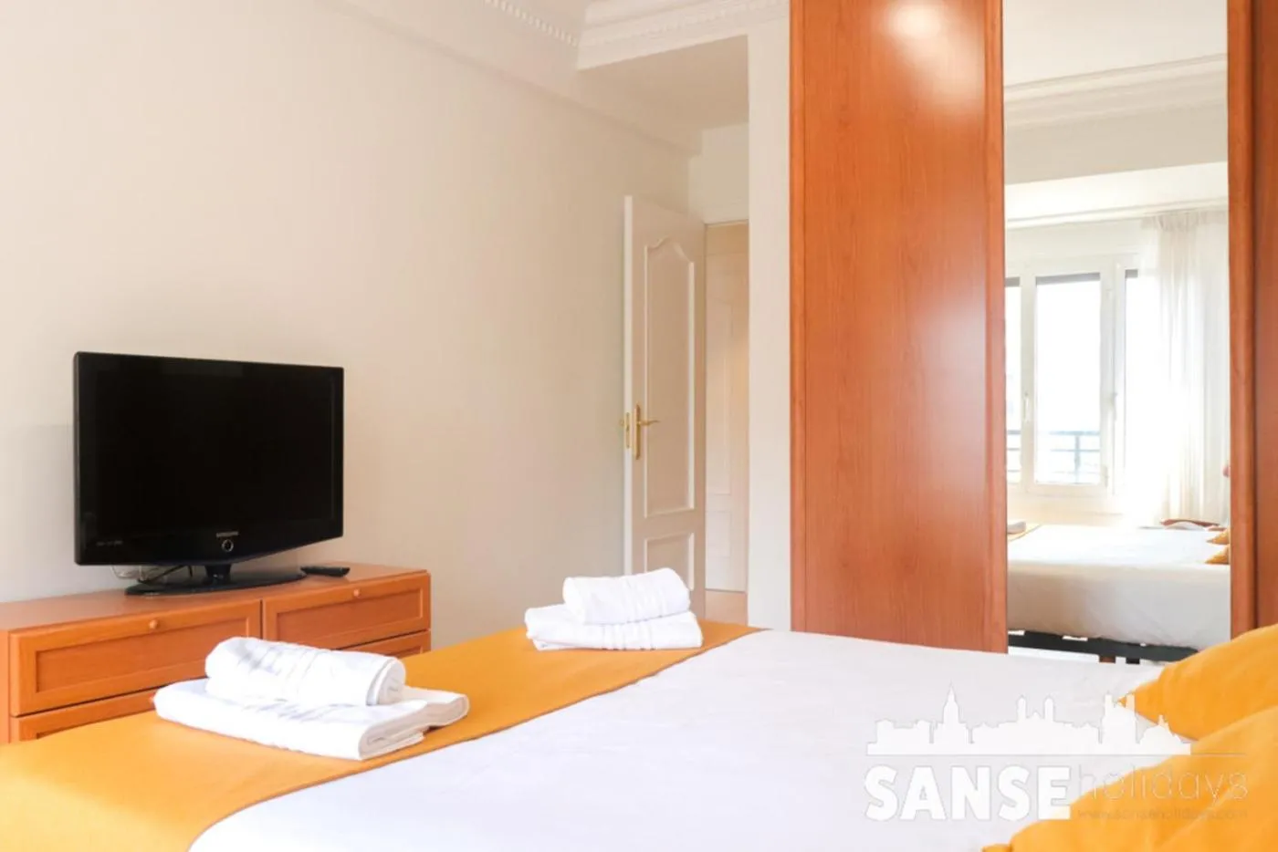 Bed in Apartamento Colón by SanSe Holidays