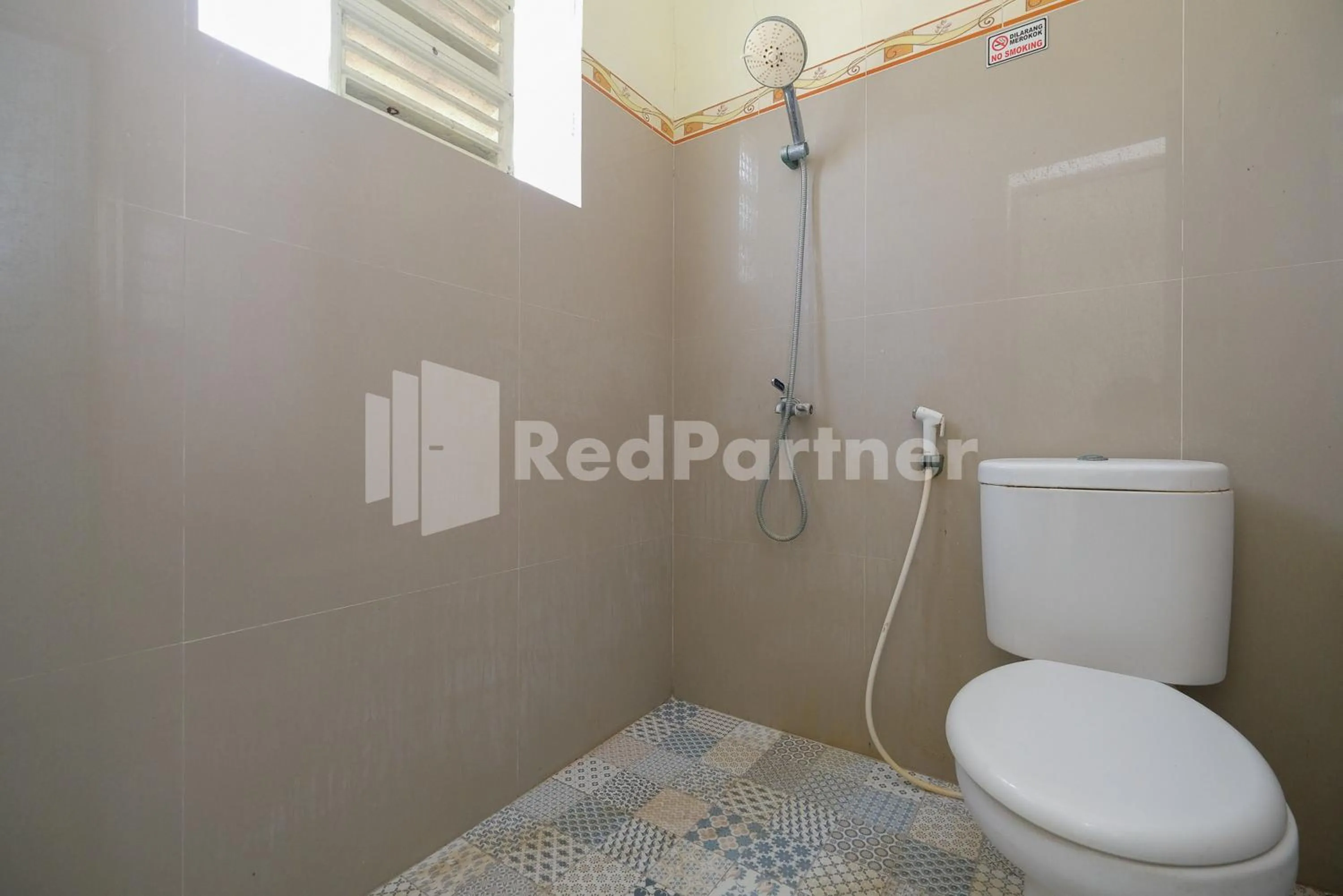 Bathroom in Grand Kencana Guesthouse Syariah near Wisata Bahari Lamongan