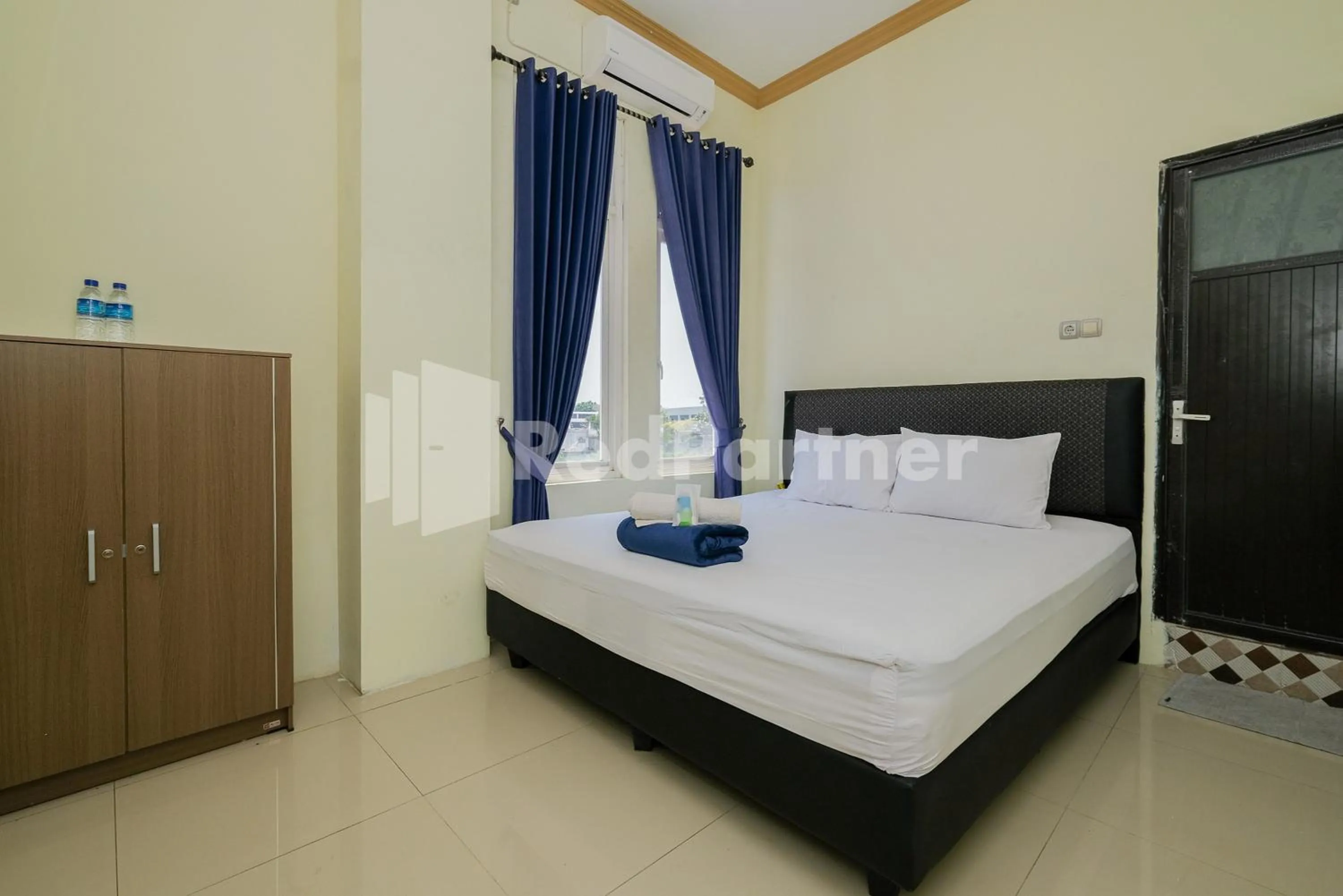 Bed in Grand Kencana Guesthouse Syariah near Wisata Bahari Lamongan