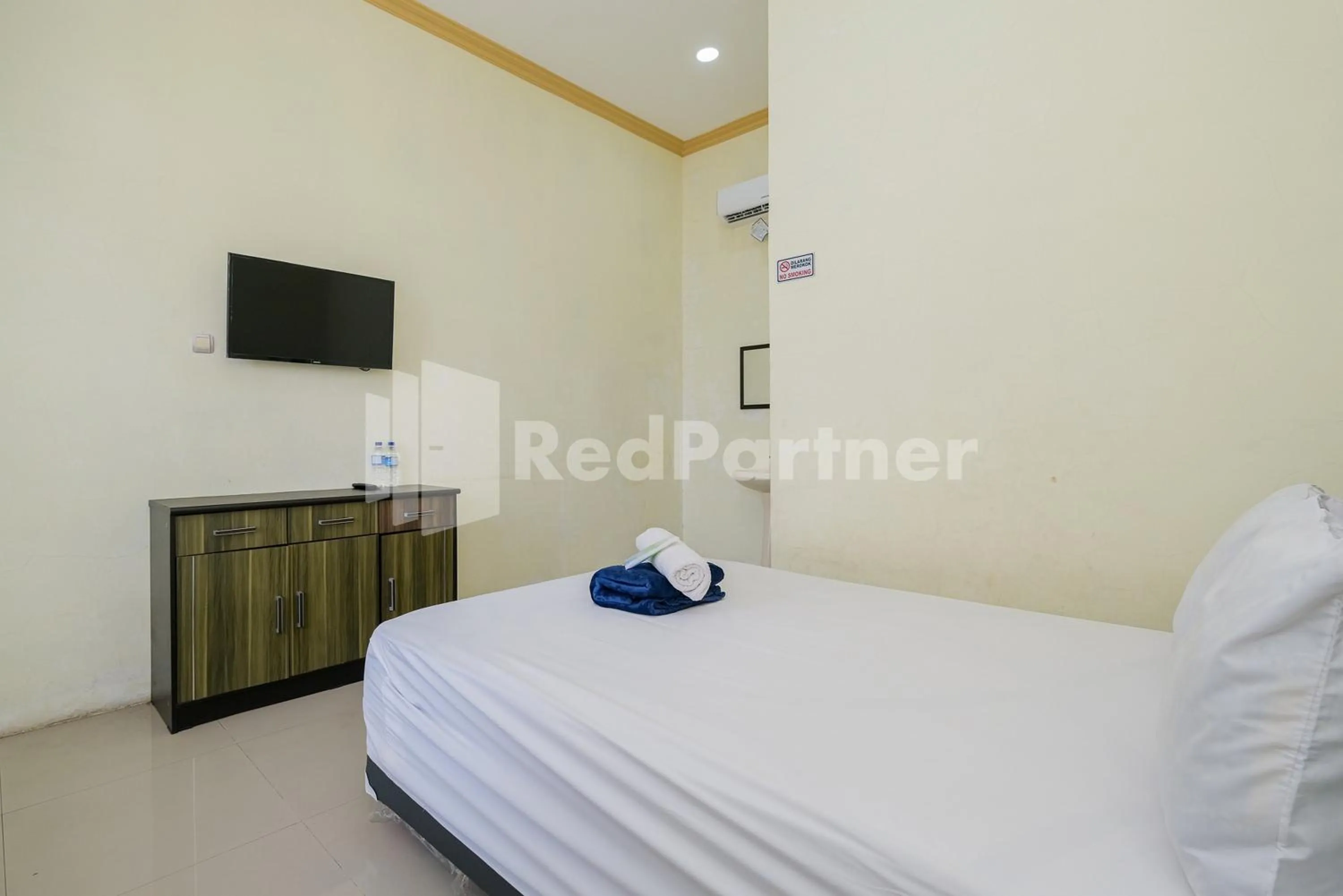 Bed in Grand Kencana Guesthouse Syariah near Wisata Bahari Lamongan