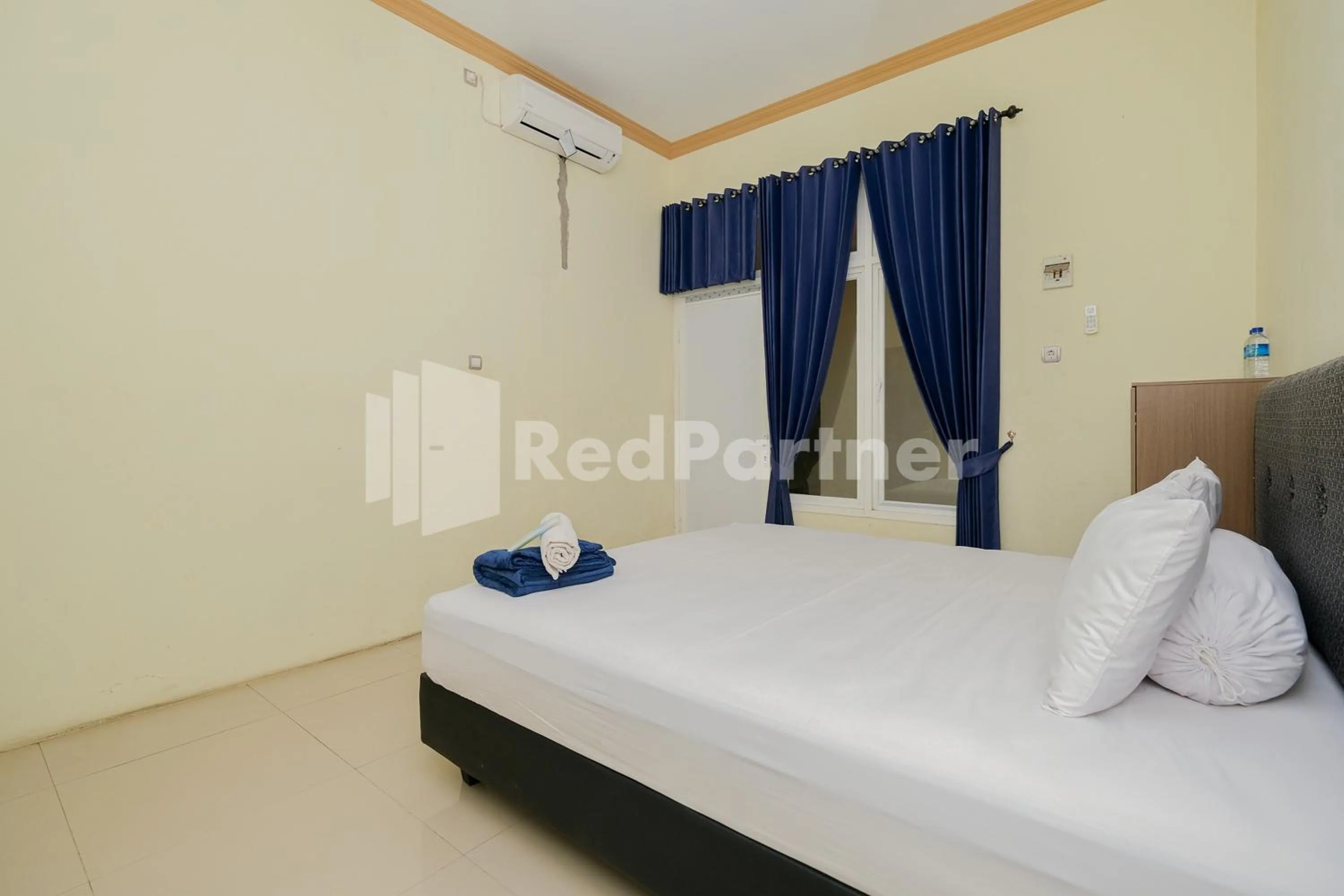 Bed in Grand Kencana Guesthouse Syariah near Wisata Bahari Lamongan