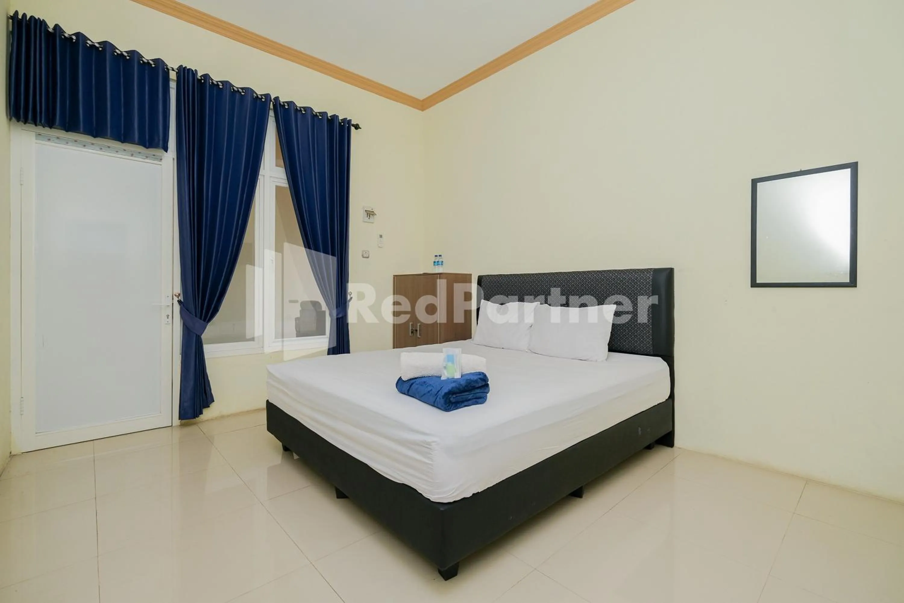 Bed in Grand Kencana Guesthouse Syariah near Wisata Bahari Lamongan