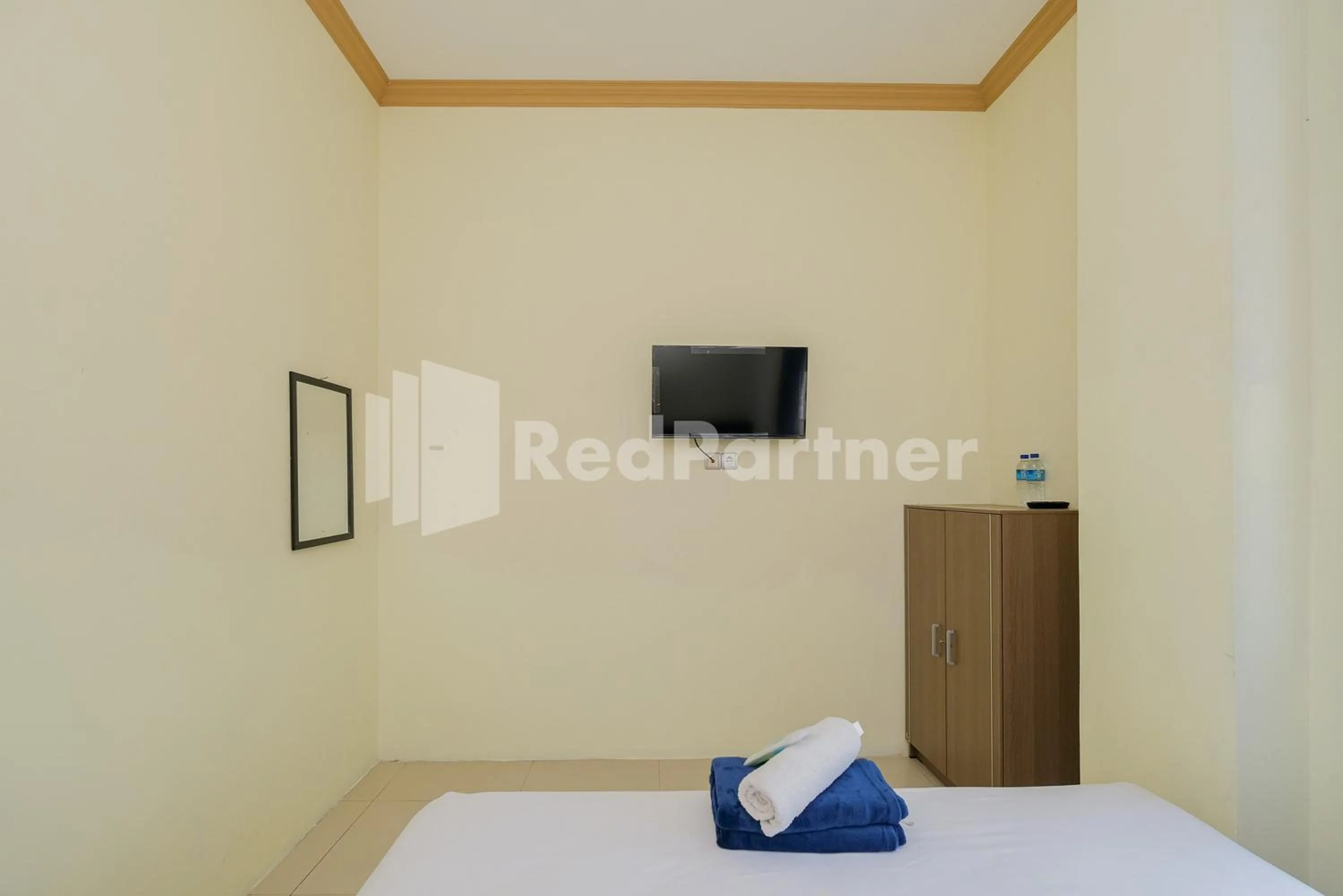 Bed in Grand Kencana Guesthouse Syariah near Wisata Bahari Lamongan