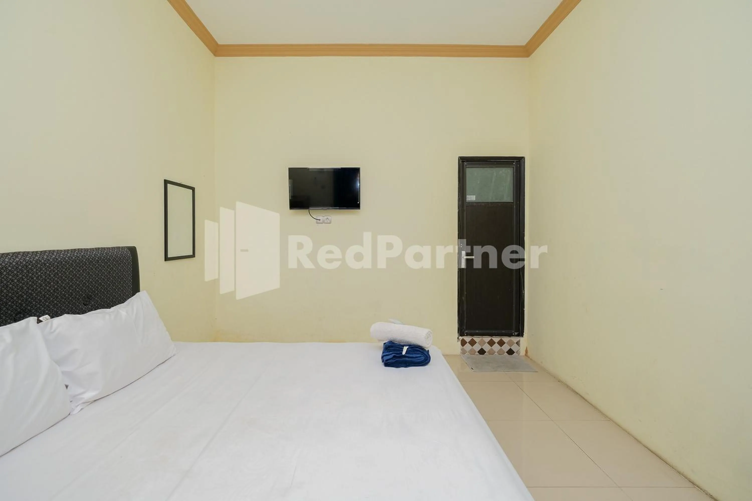 Bed in Grand Kencana Guesthouse Syariah near Wisata Bahari Lamongan