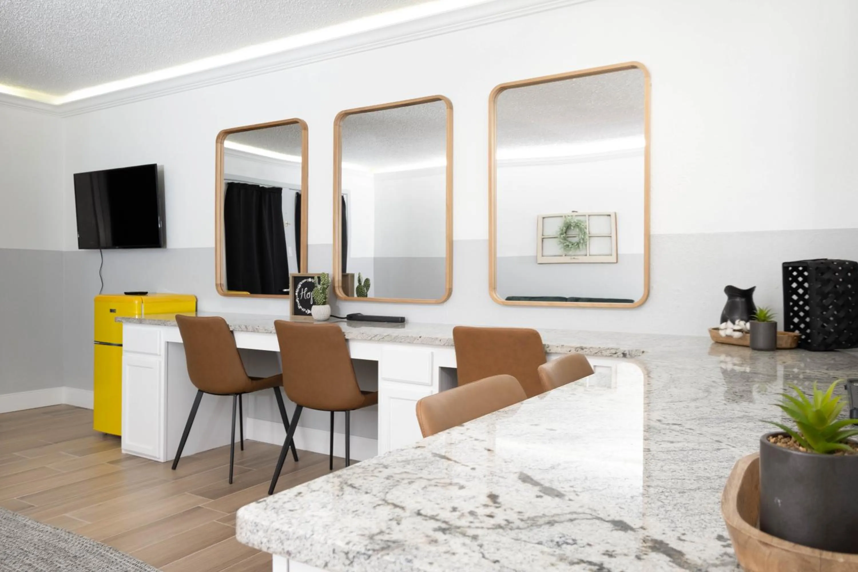 TV and multimedia in Cactus Cove Inn and Suites