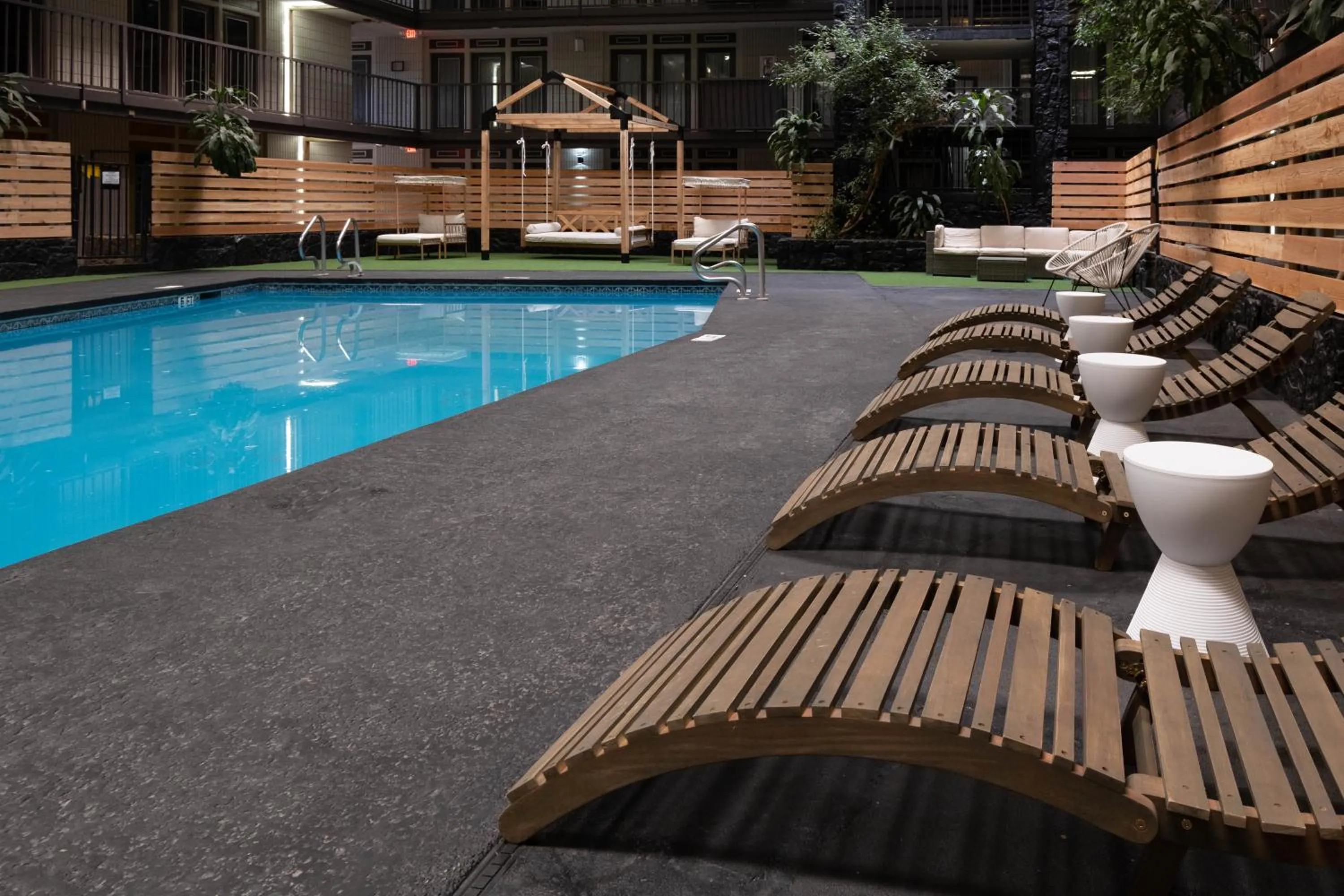 Swimming pool in Cactus Cove Inn and Suites