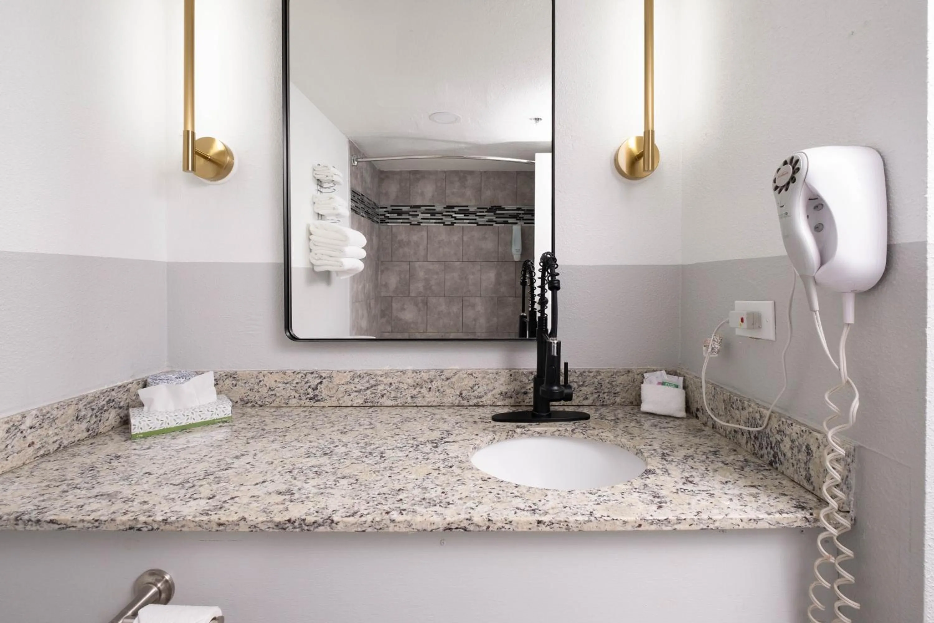 Bathroom in Cactus Cove Inn and Suites