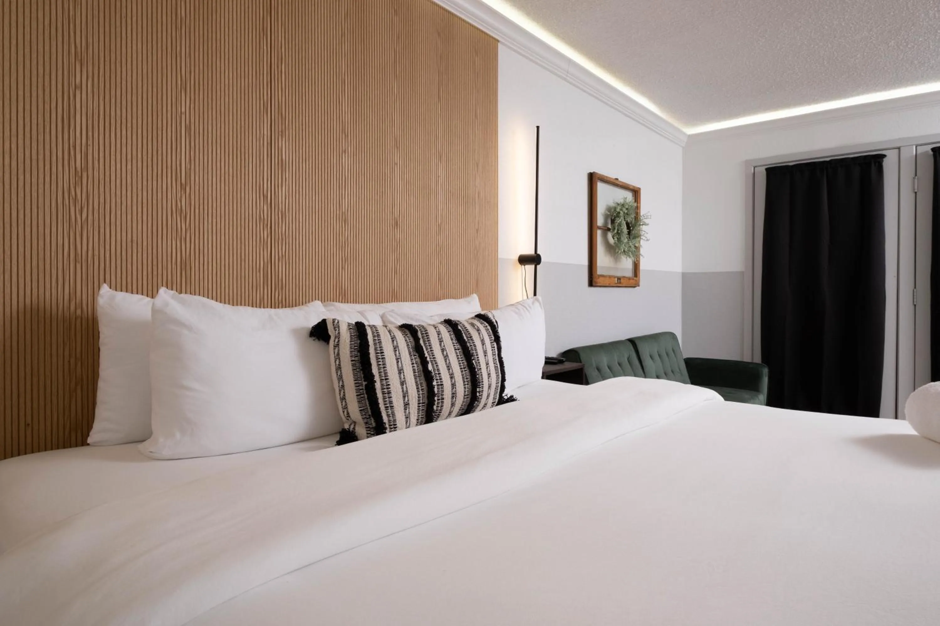 Bed in Cactus Cove Inn and Suites