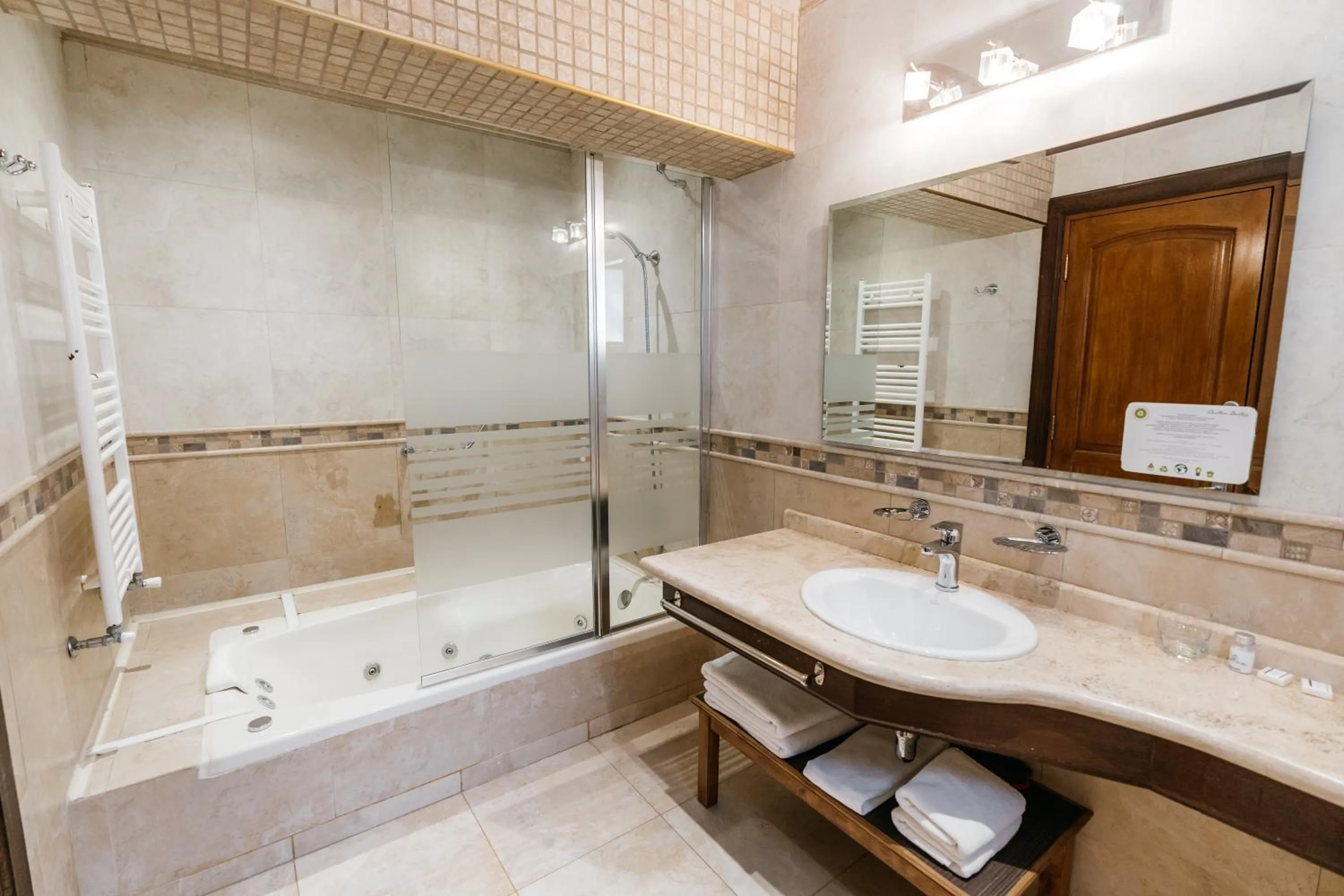 Hot Tub in Chalten Suites Hotel