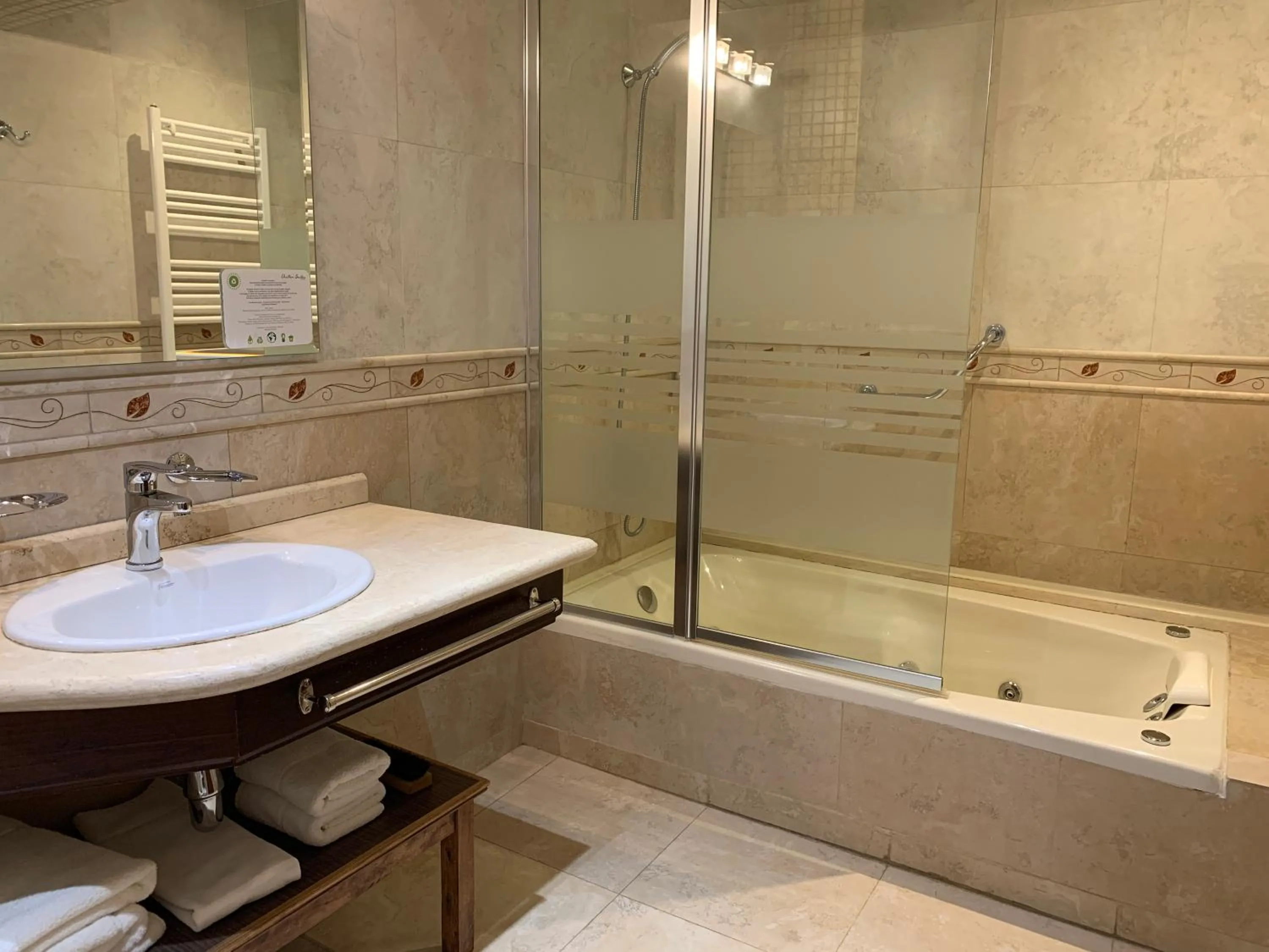 Hot Tub in Chalten Suites Hotel