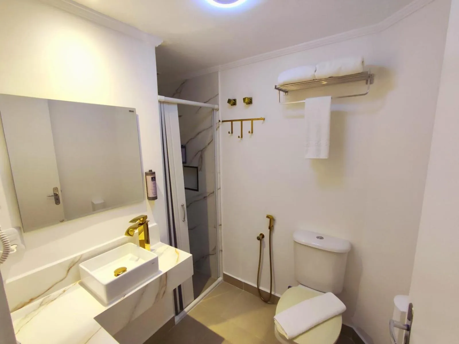 Bathroom in Grand Hotel Guarujá - A sua Melhor Experiência Beira Mar na Praia!