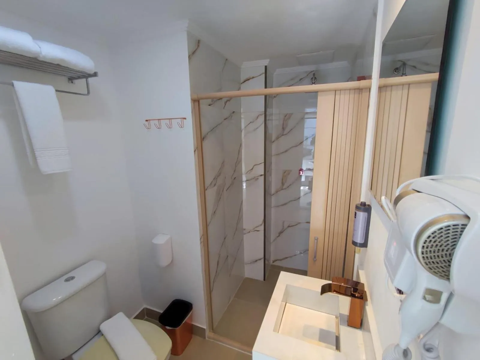 Shower in Grand Hotel Guarujá - A sua Melhor Experiência Beira Mar na Praia!