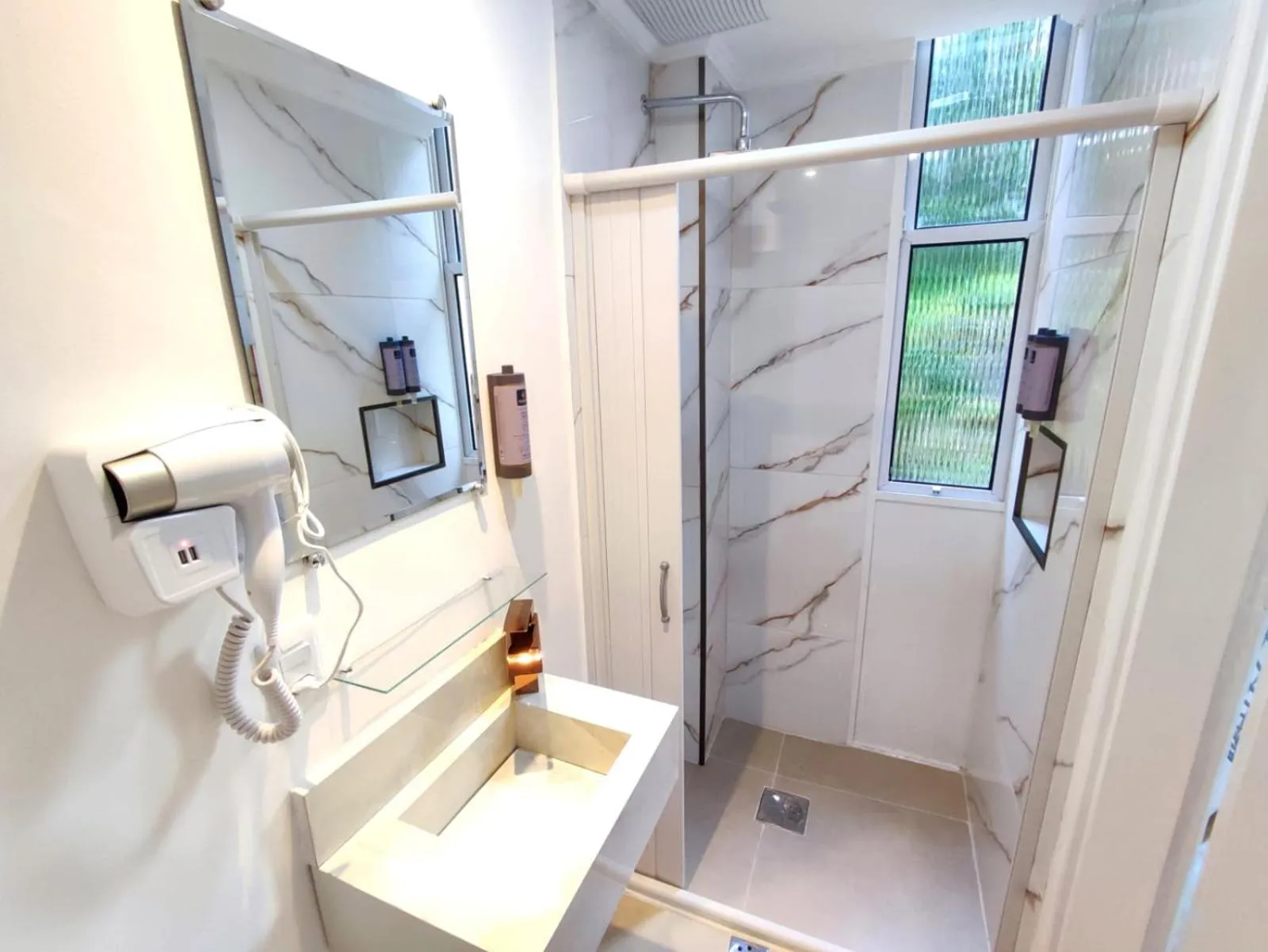 Shower in Grand Hotel Guarujá - A sua Melhor Experiência Beira Mar na Praia!