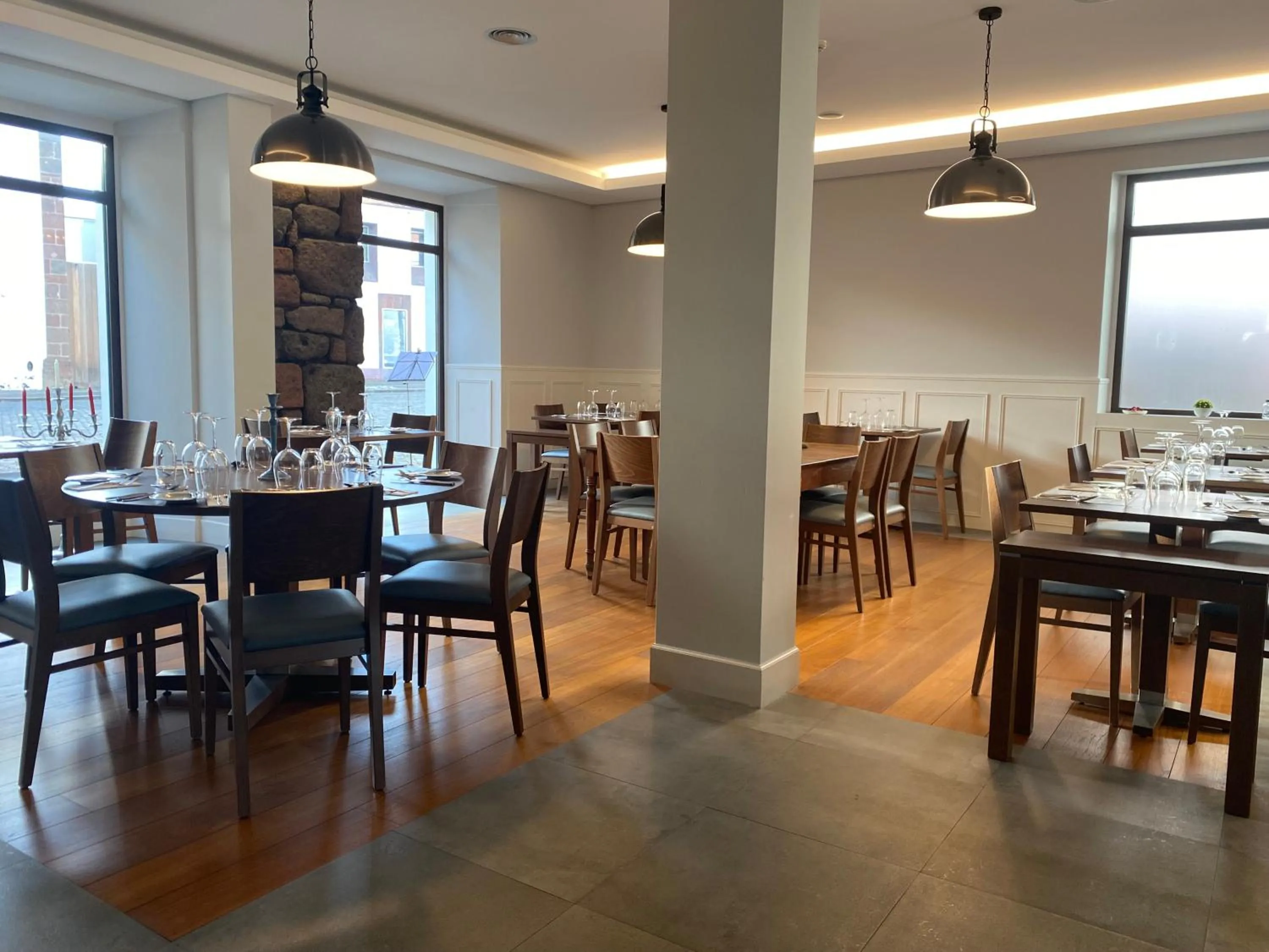 Restaurant/places to eat in Charming Blue