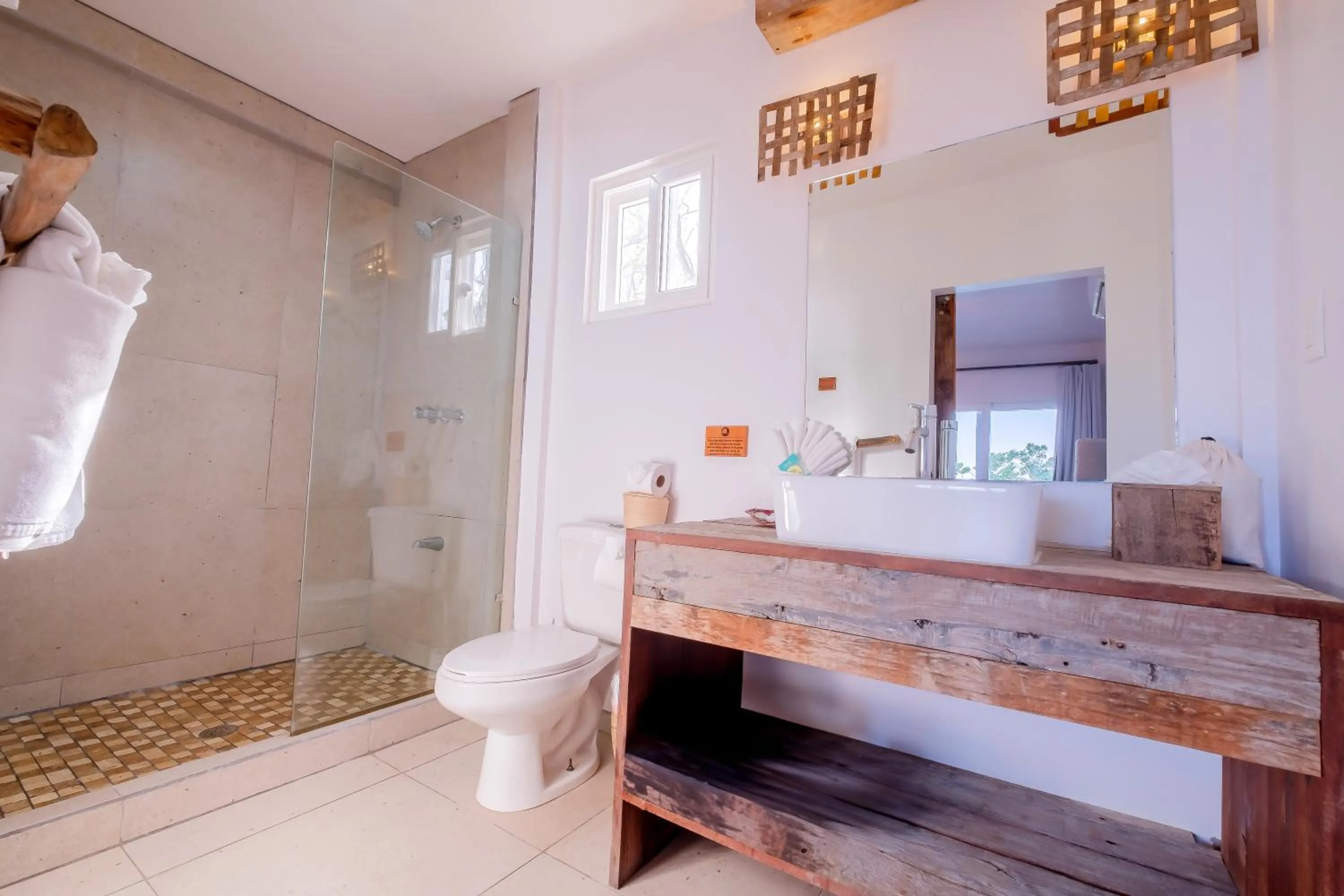 Bathroom in Thatch Caye Resort a Muy'Ono Resort