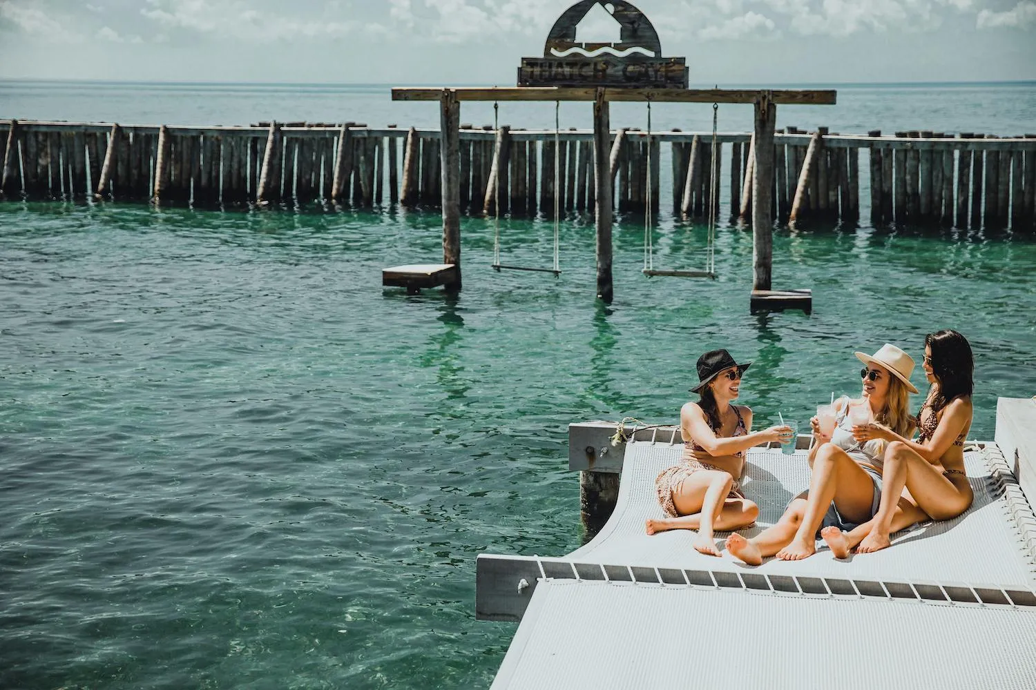 Lounge or bar in Thatch Caye Resort a Muy'Ono Resort