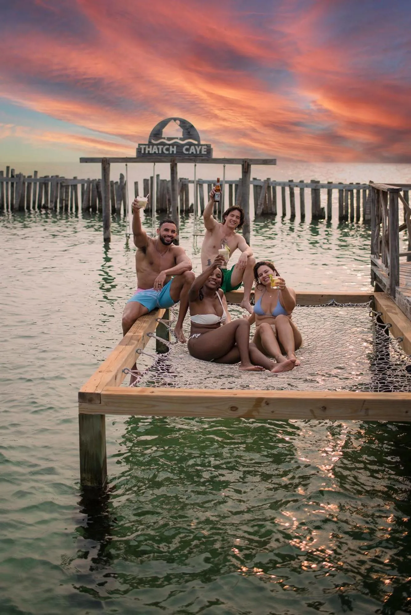 Drinks in Thatch Caye Resort a Muy'Ono Resort