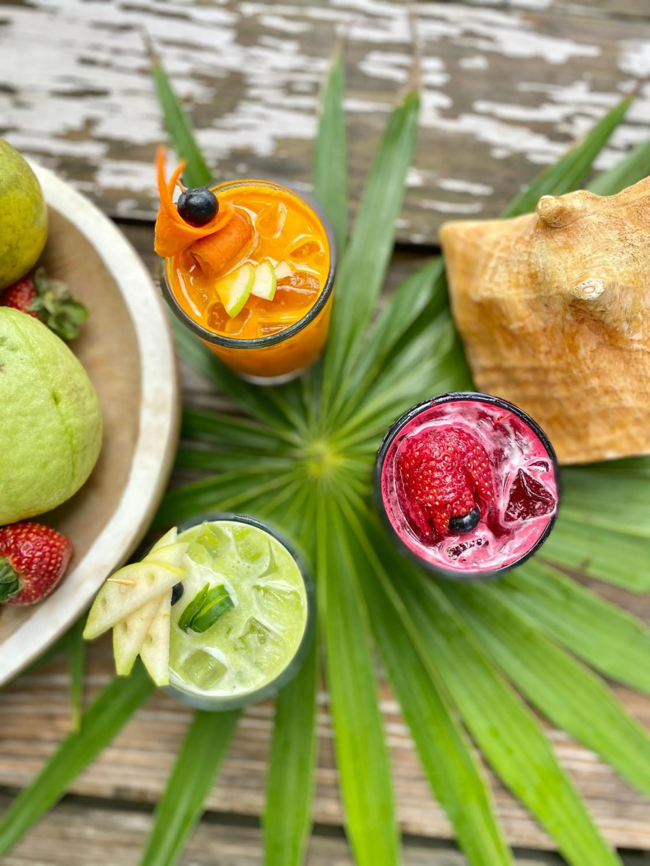 Drinks in Thatch Caye Resort a Muy'Ono Resort