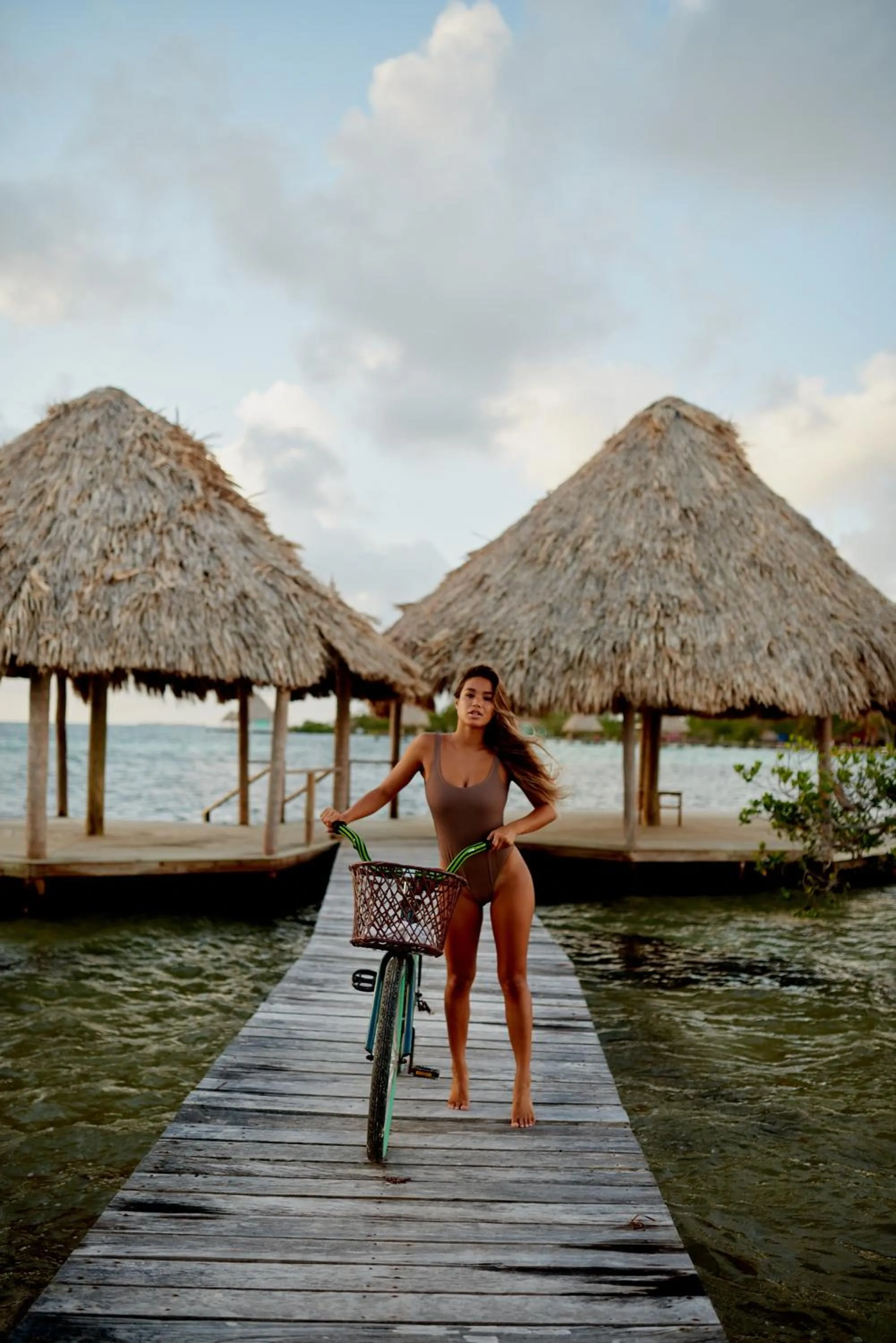 Cycling in Thatch Caye Resort a Muy'Ono Resort