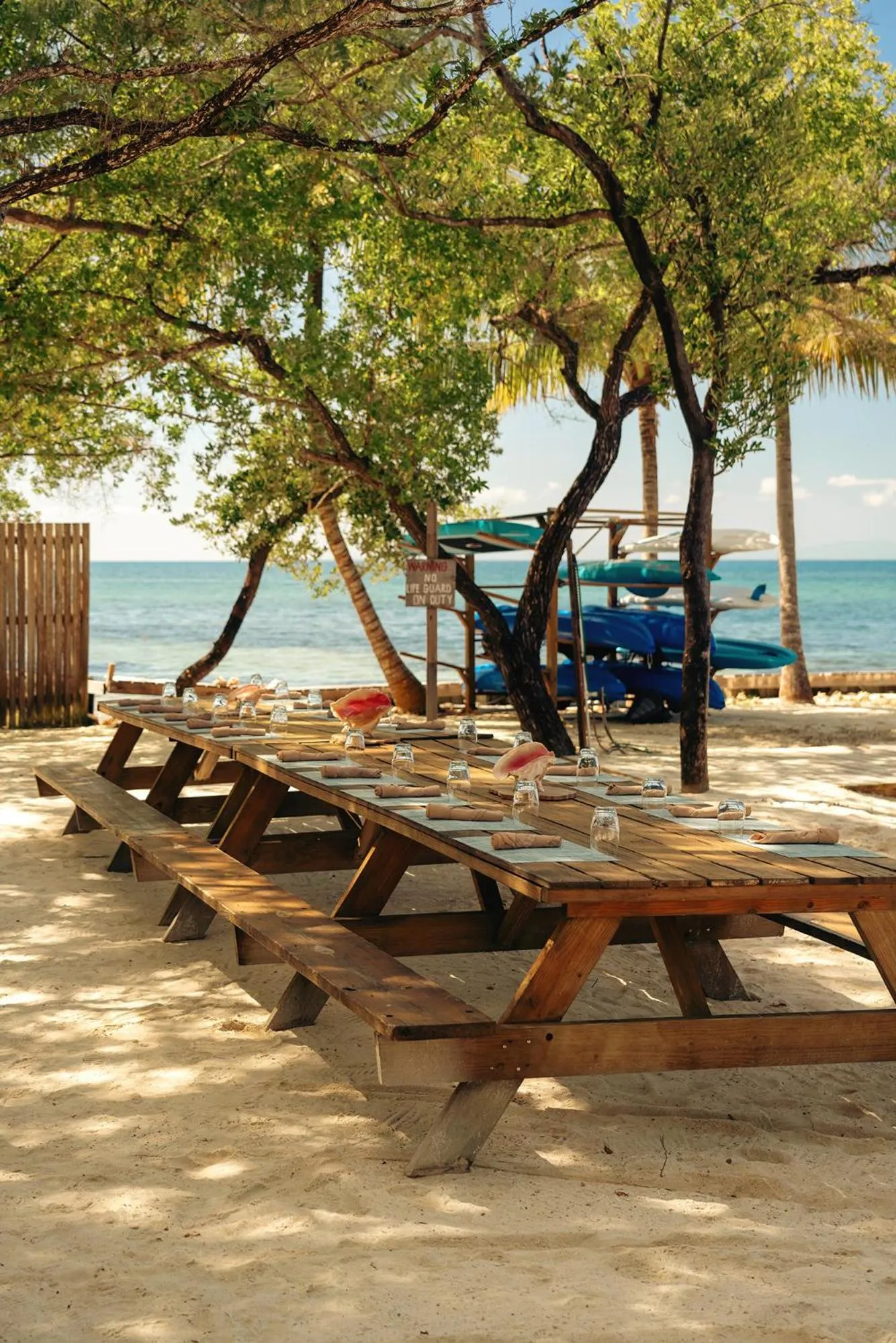 Dining area in Thatch Caye Resort a Muy'Ono Resort